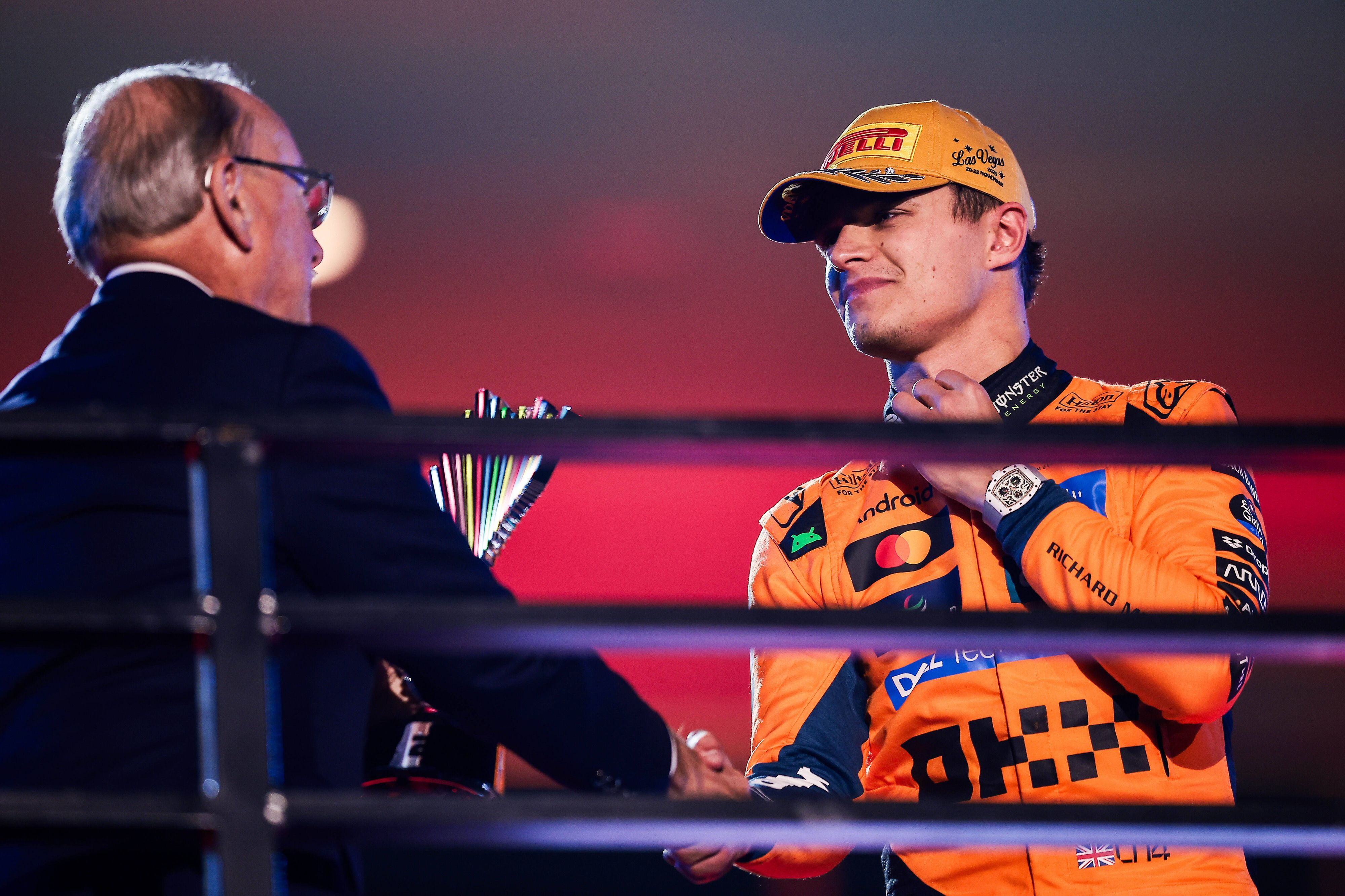 Lando Norris verliert seinen Pokal für den zweiten Platz in Las Vegas.