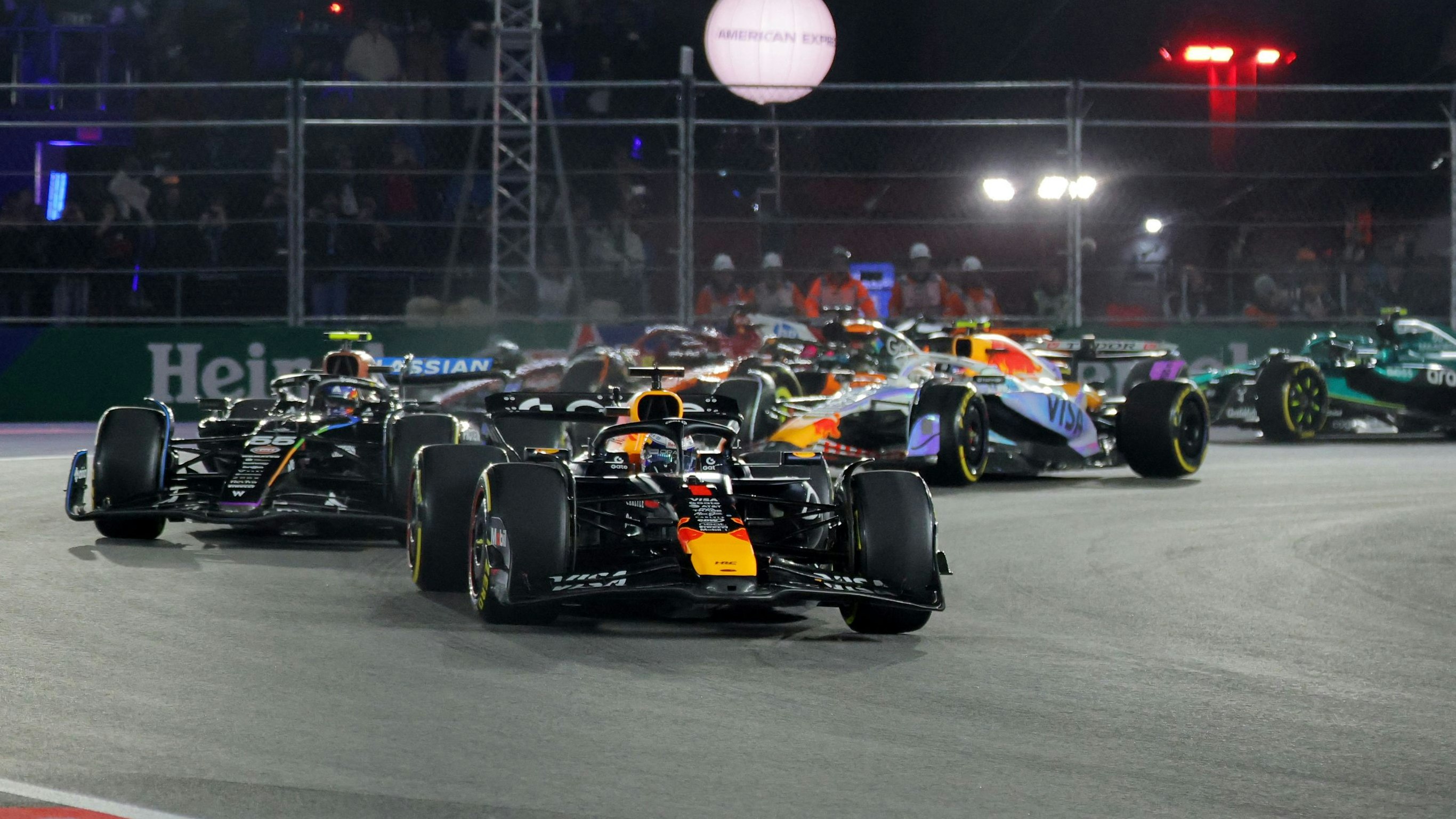 Max Verstappen siegt auf dem Vegas-Strip.