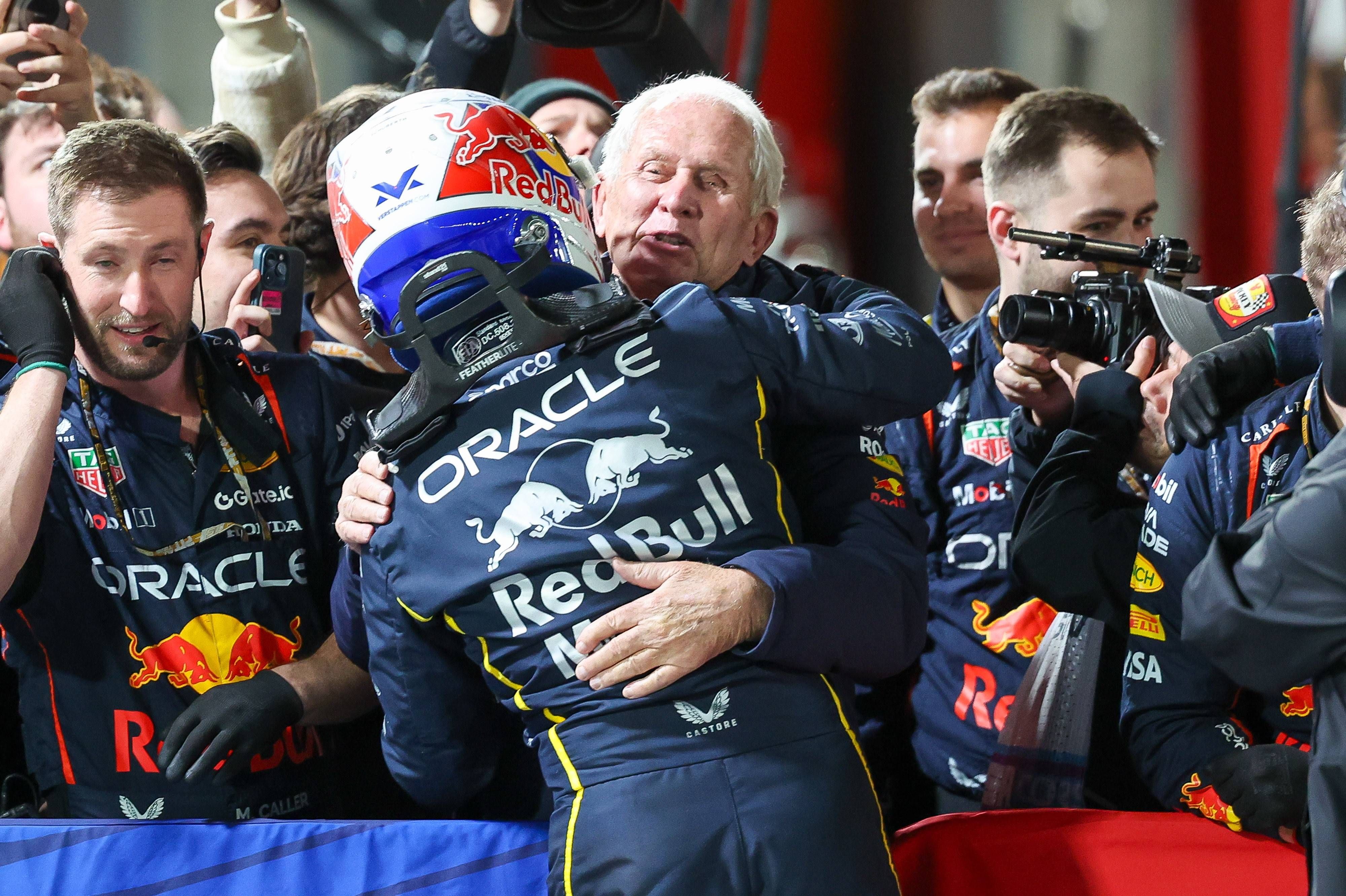 Helmut Marko herzt Max Verstappen.