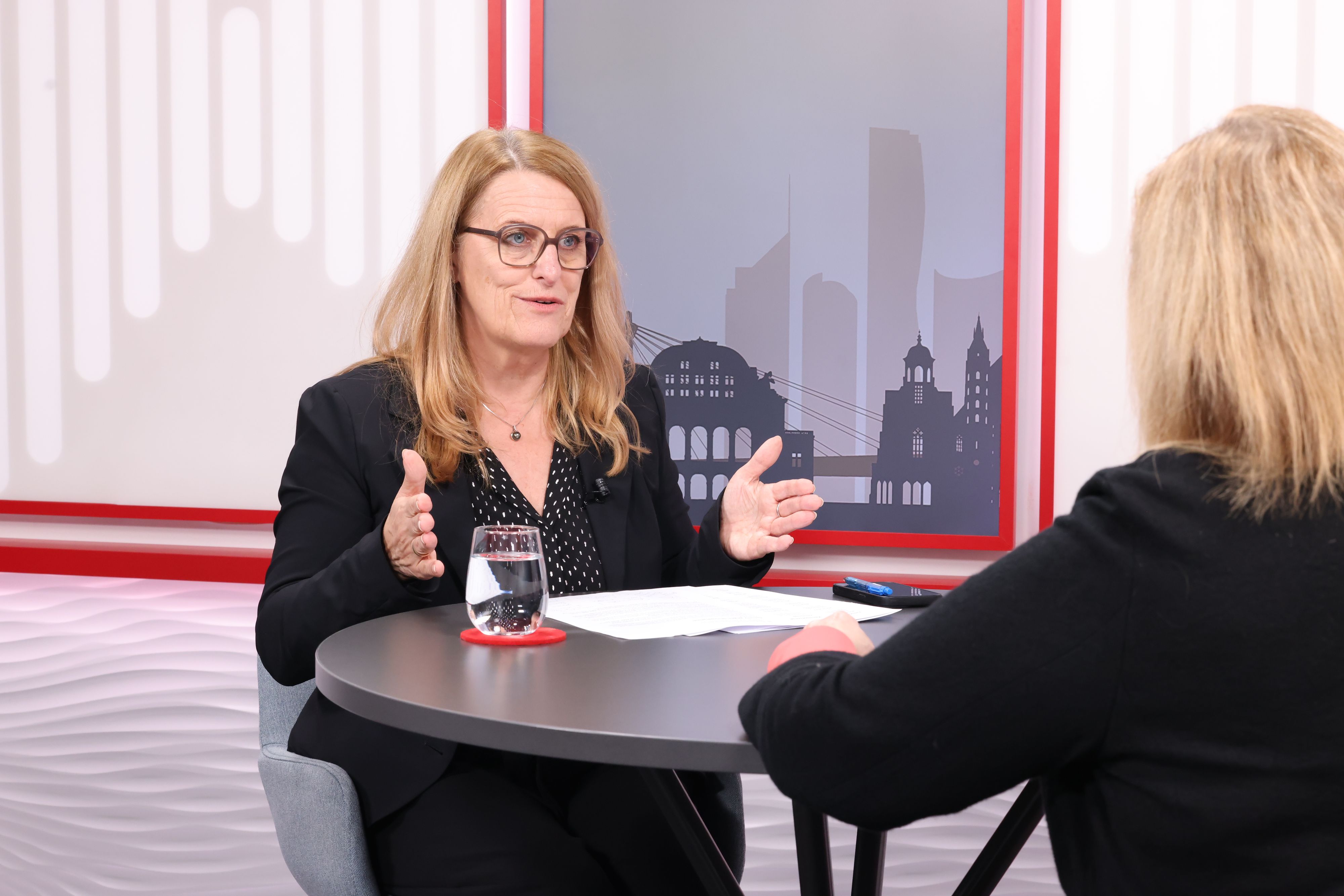 Konsumentenschutz-Staatssekretärin Ulrike Königsberger-Ludwig (SPÖ) macht sich für Transparenz und Fairness bei Preisauszeichnungen stark.