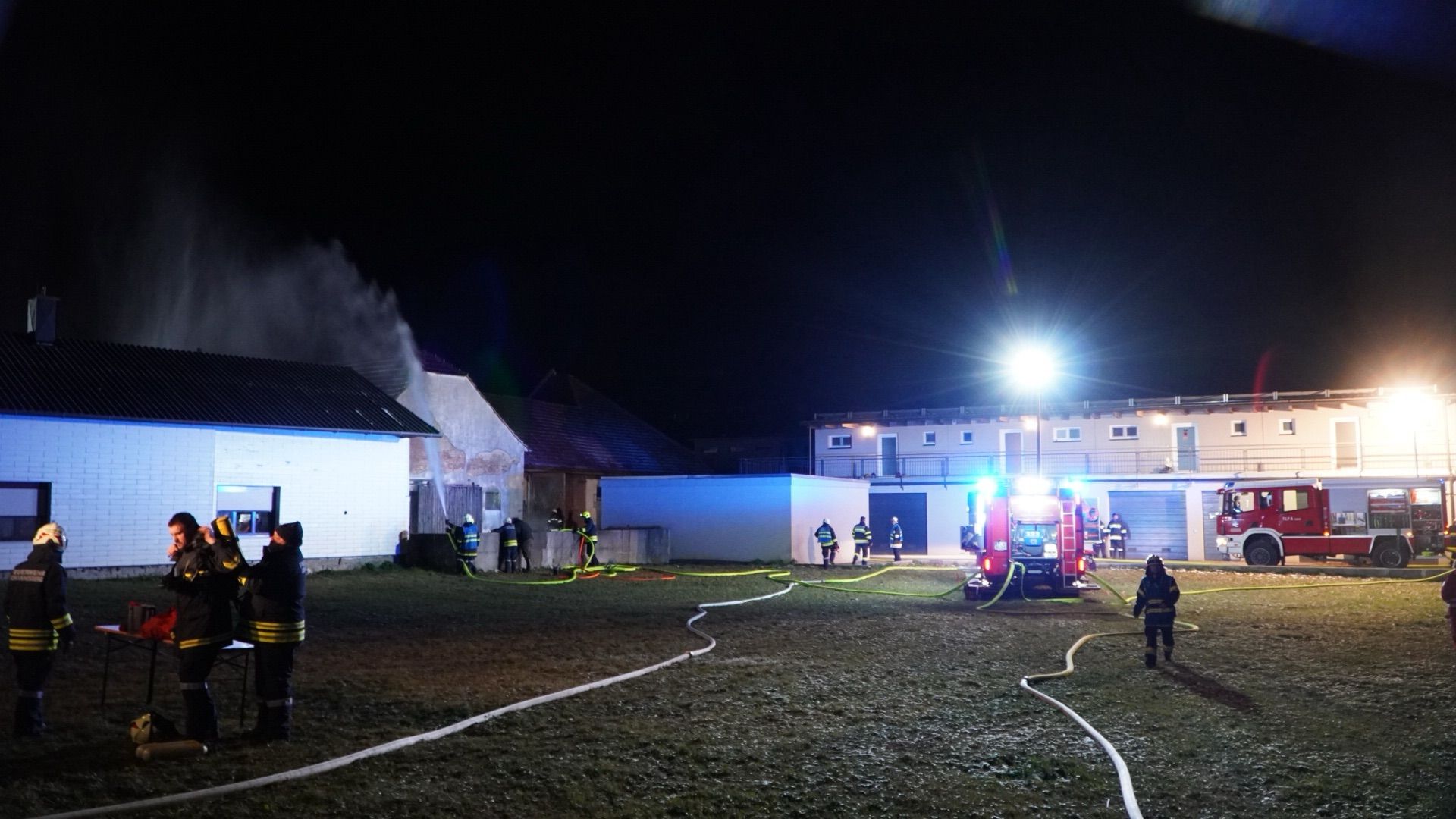 Garagenbrand forderte fünf Feuerwehren