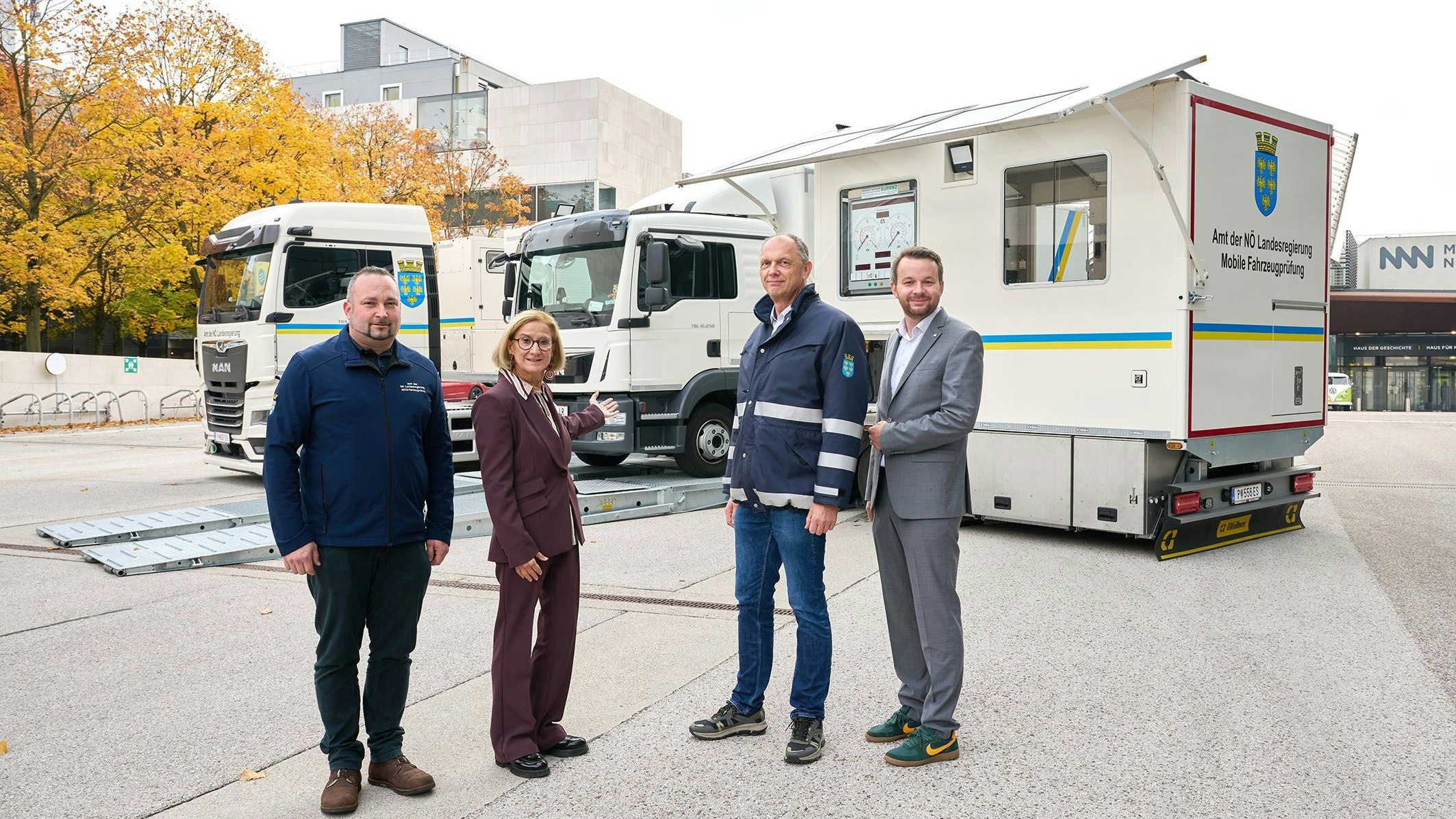 Bernhard Aigner, Leiter der Werkstätte und Dienstkraftfahrzeuge, Georg Hönig, Leiter Abteilung Technische Kraftfahrzeug, Landeshauptfrau Johanna Mikl-Leitner und Christoph Reiter, Leiter der Abteilung Gebäude- und Liegenschaftsmanagement (v.l.)