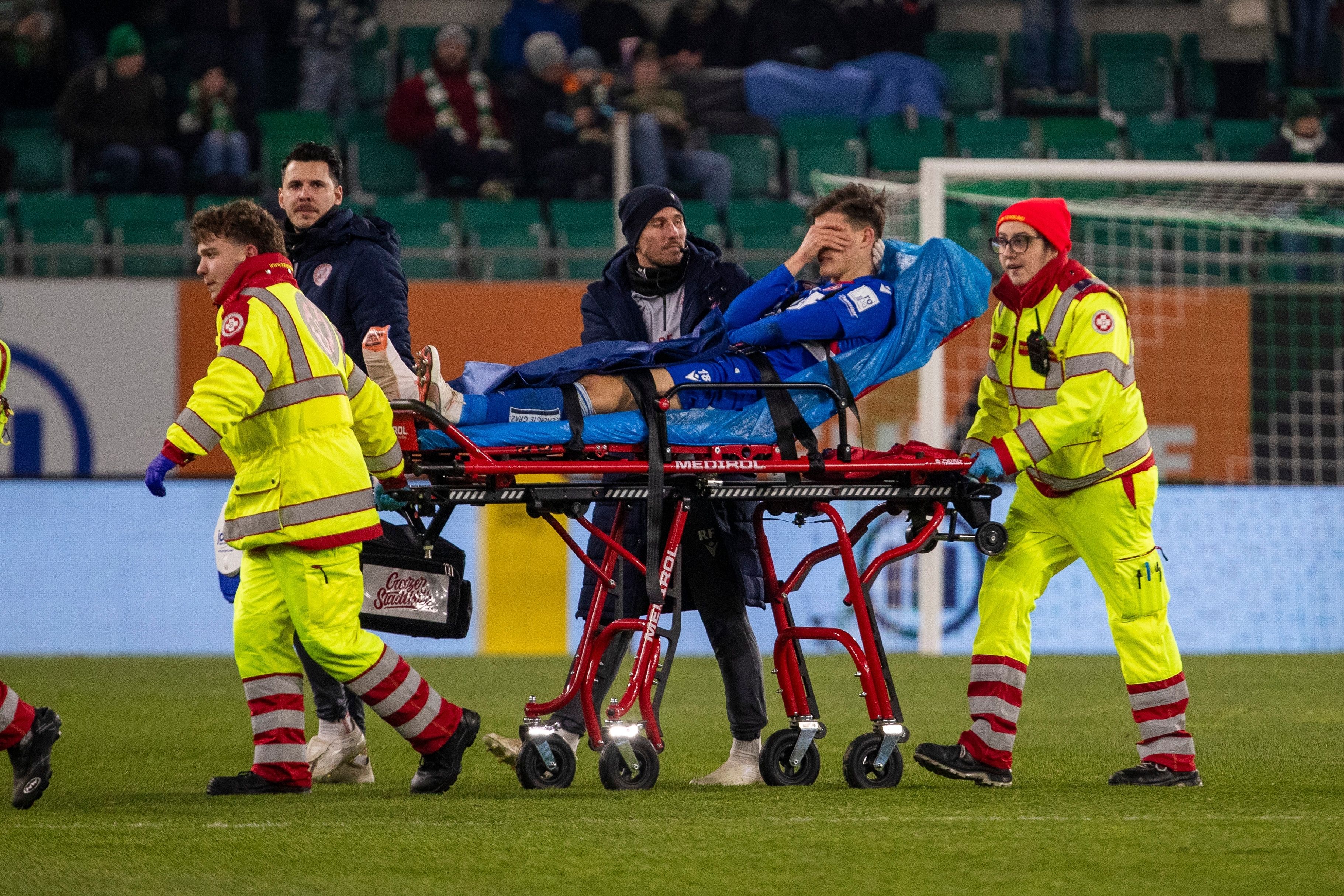 Zeteny Jano wurde von den Sanitätern vom Platz gebracht.