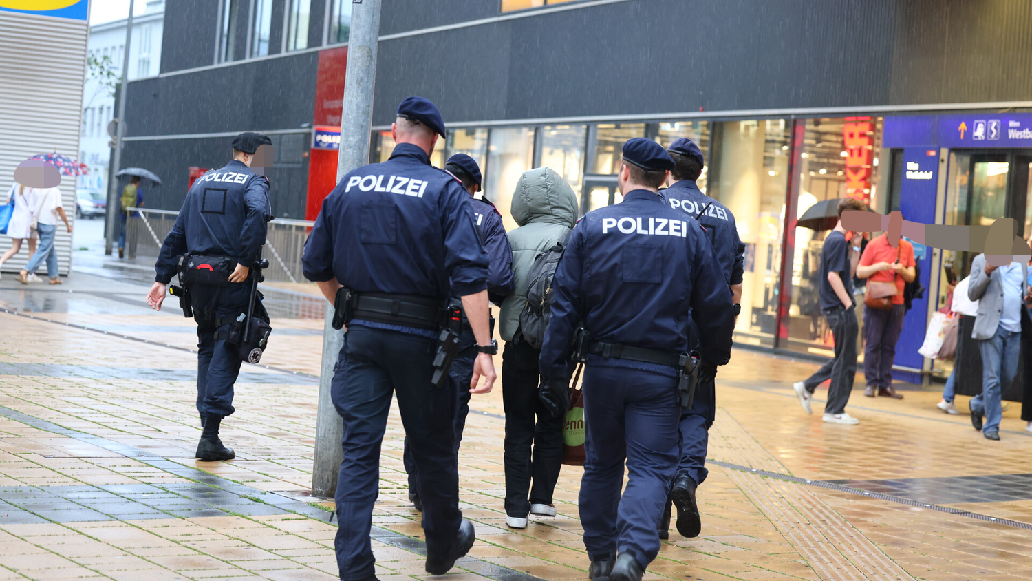 Heute.at - Polizei ertappt Dealer auf frischer Tat – Festnahme