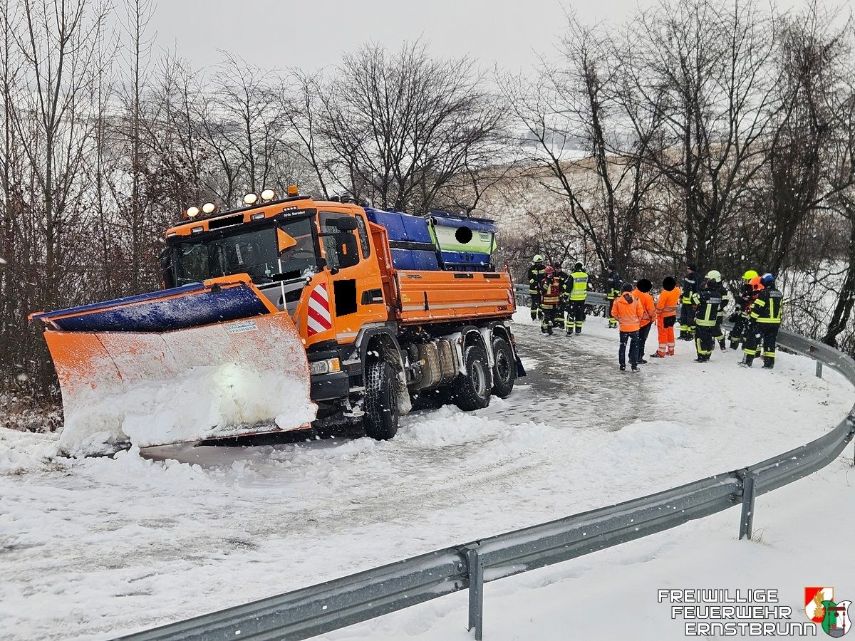 Bergung eines Winterdienstfahrzeuges in Nursch﻿