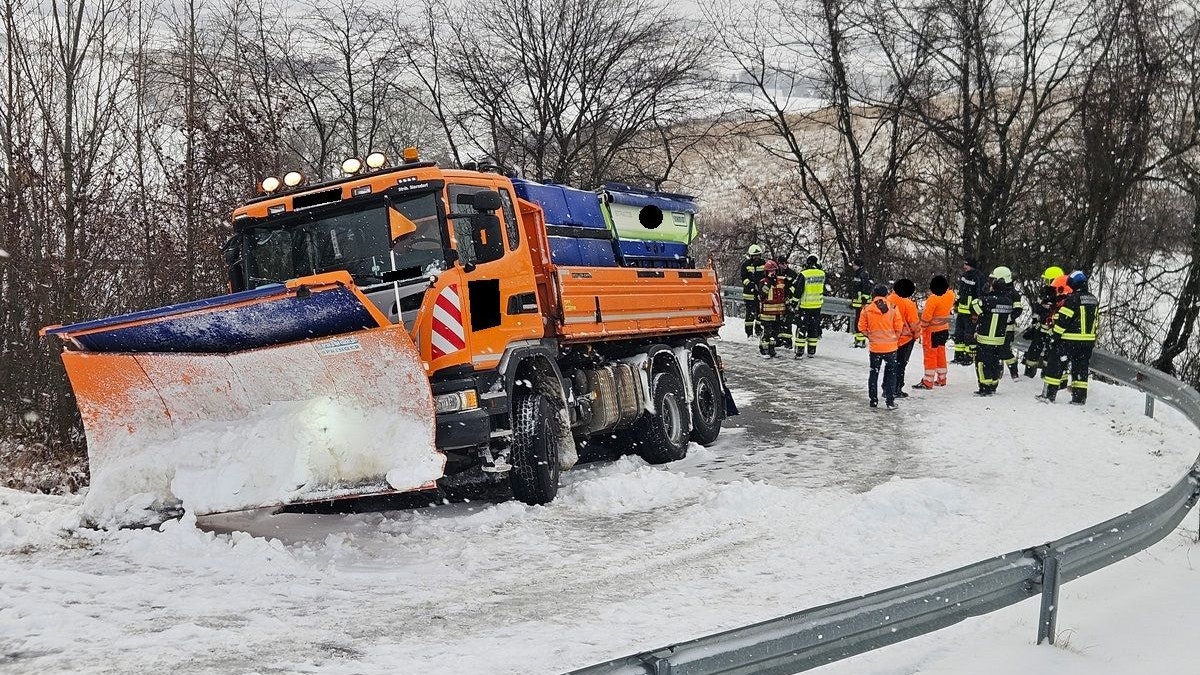 Heute.at - Winter-Chaos in NÖ – Big Mama muss Schneepflug bergen