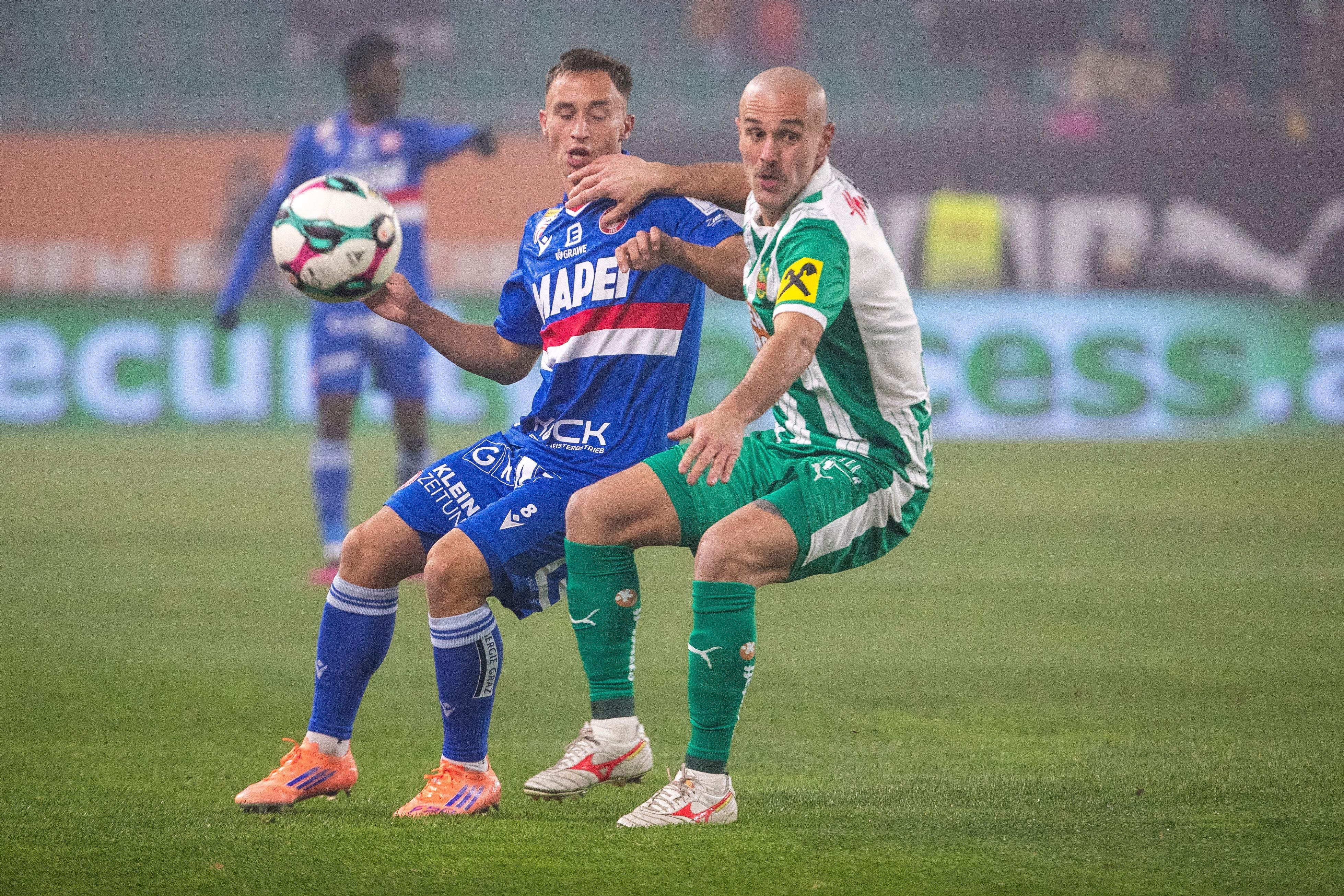 Beim Spiel der Rapidler gegen Graz wird um jeden Ball gekämpft.
