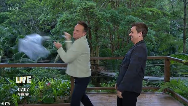 Heute.at - Kann das nicht bedienen – Moderator zuckt im TV aus