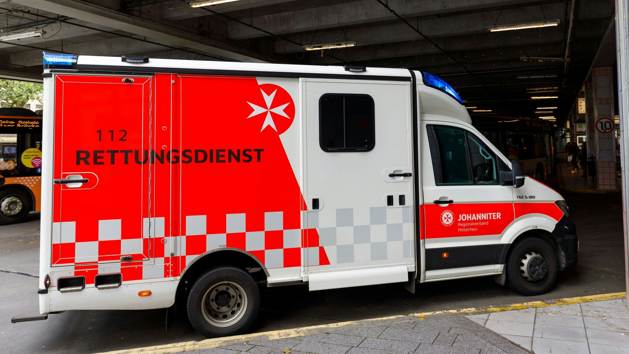 Heute.at - Radfahrer stirbt nach Sturz bei Glätte auf Bahngleisen