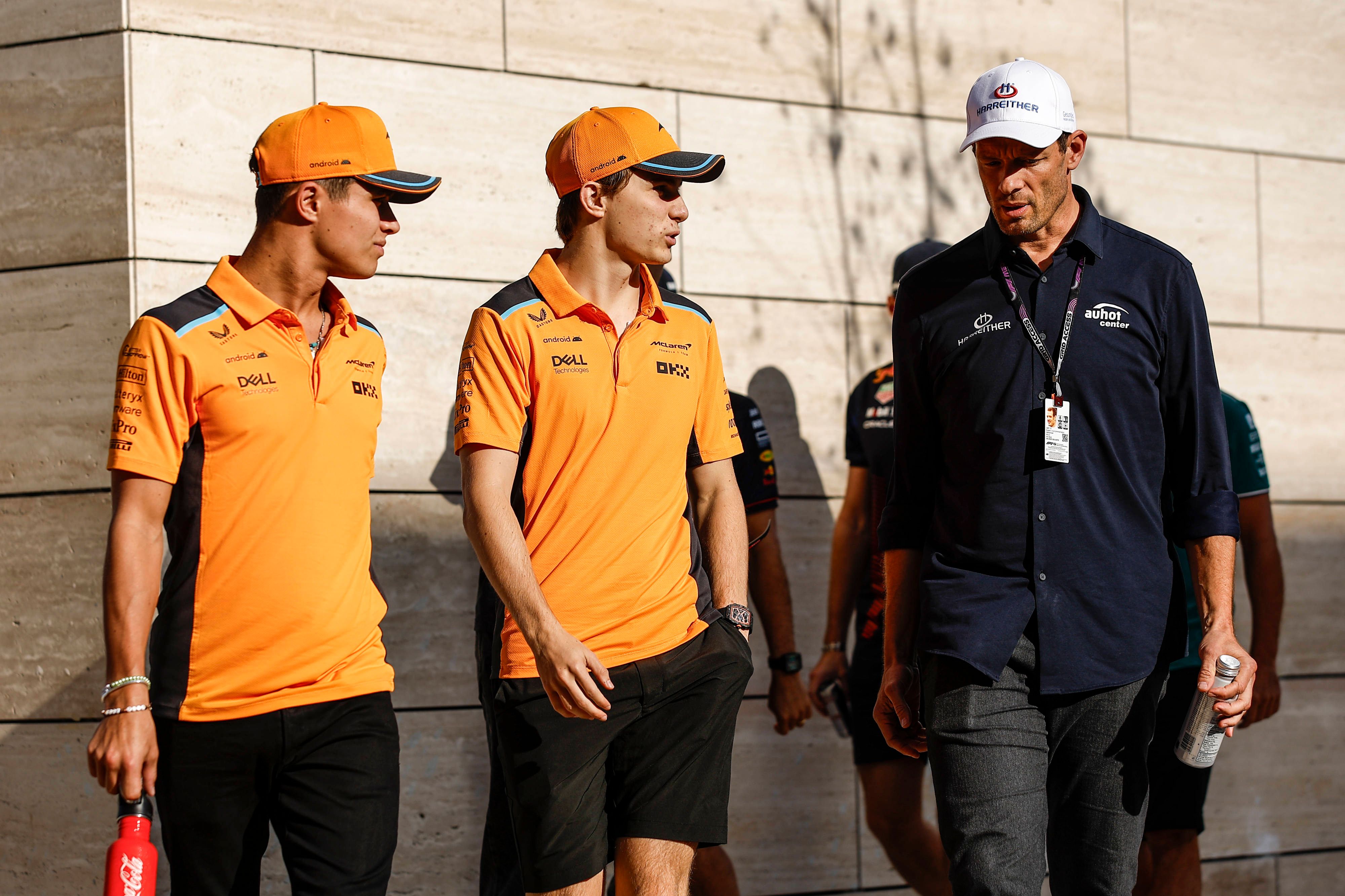 ORF-Experte Alexander Wurz (r.) mit den beiden betroffenen Fahrern Lando Norris und Oscar Piastri.