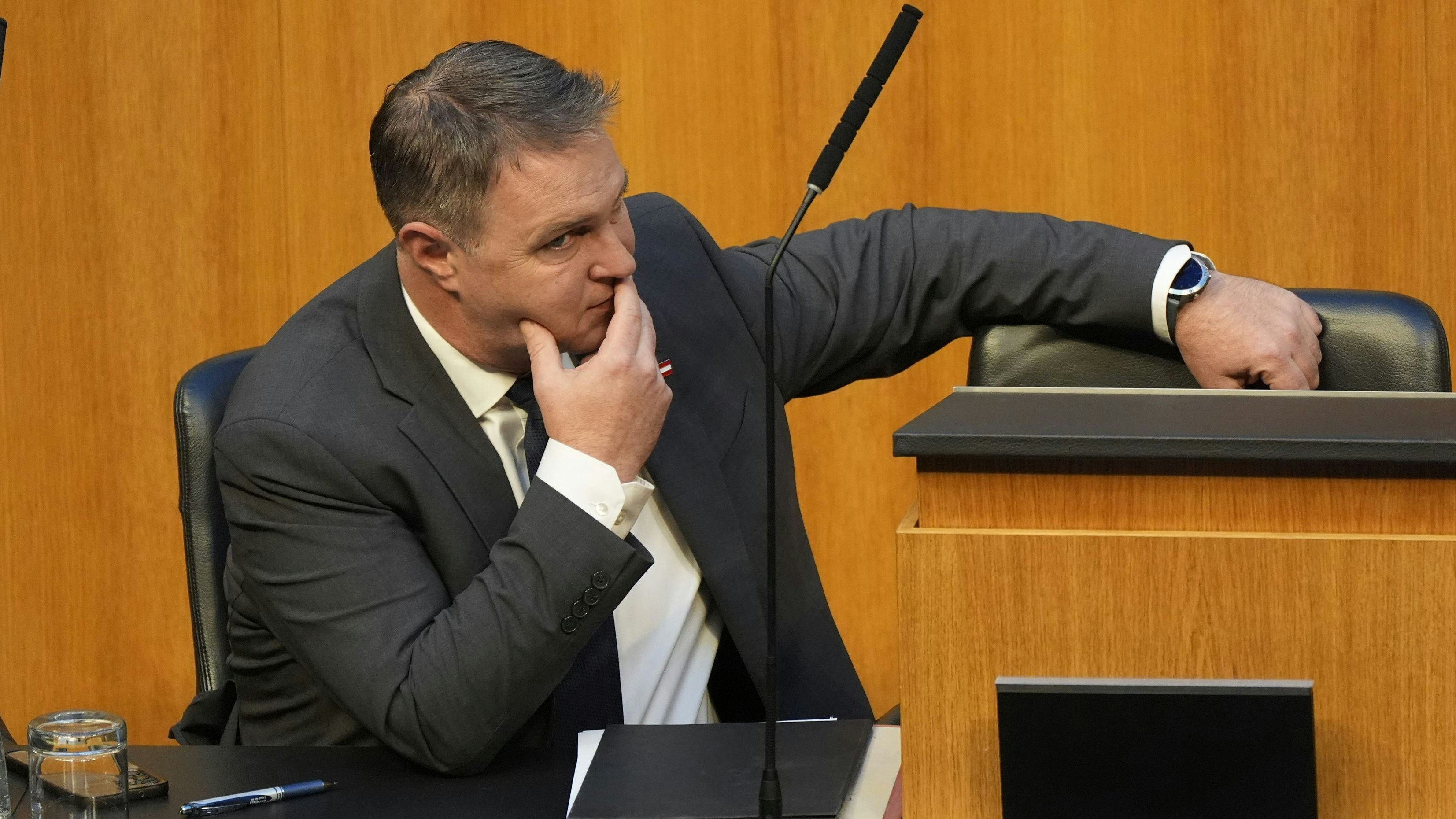 Heute.at - Crazy Oida! Wie sich der Staat um 400.000 € verrechnete