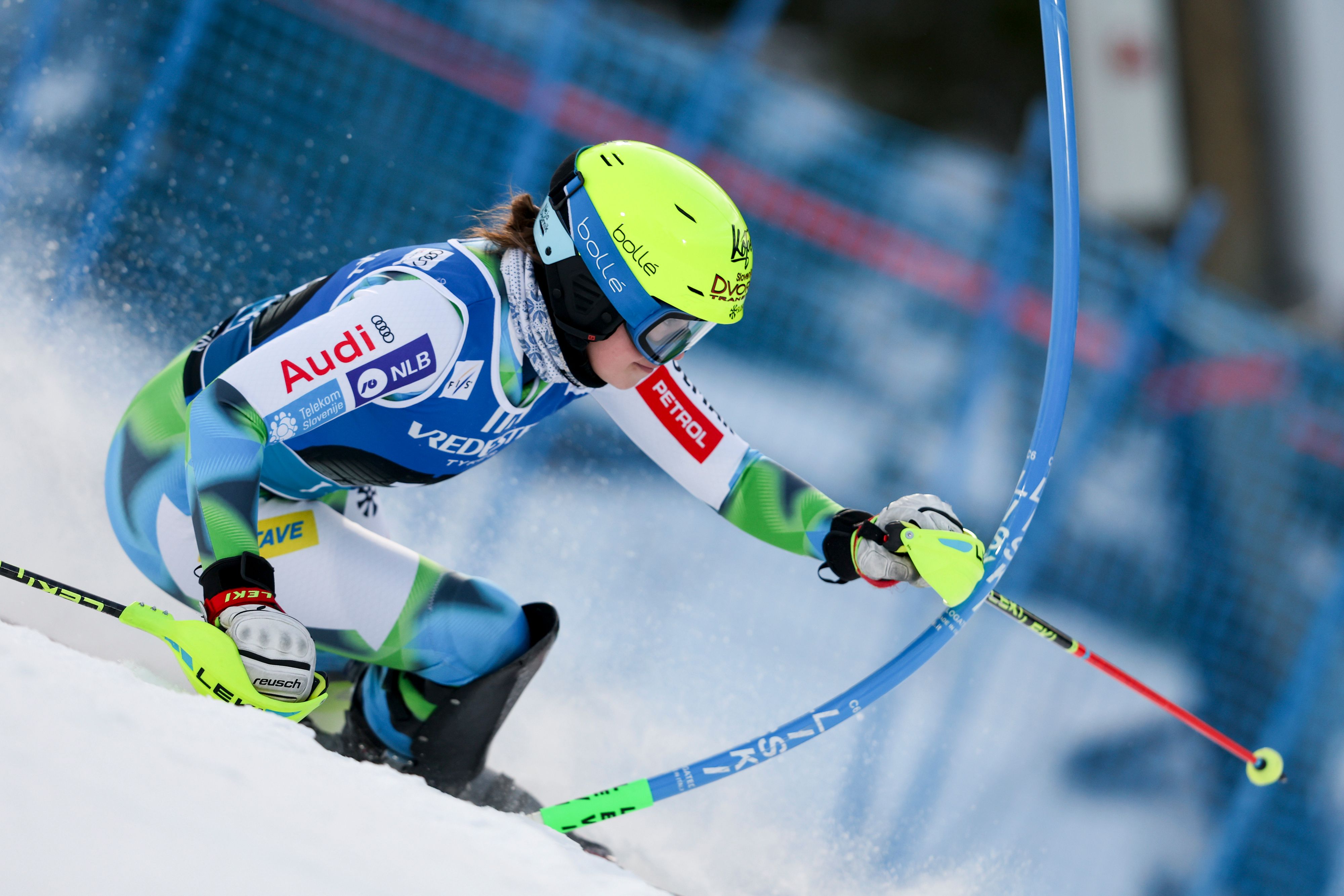 Dvornik zog sich einen Schien- und Wadenbeinbruch zu.