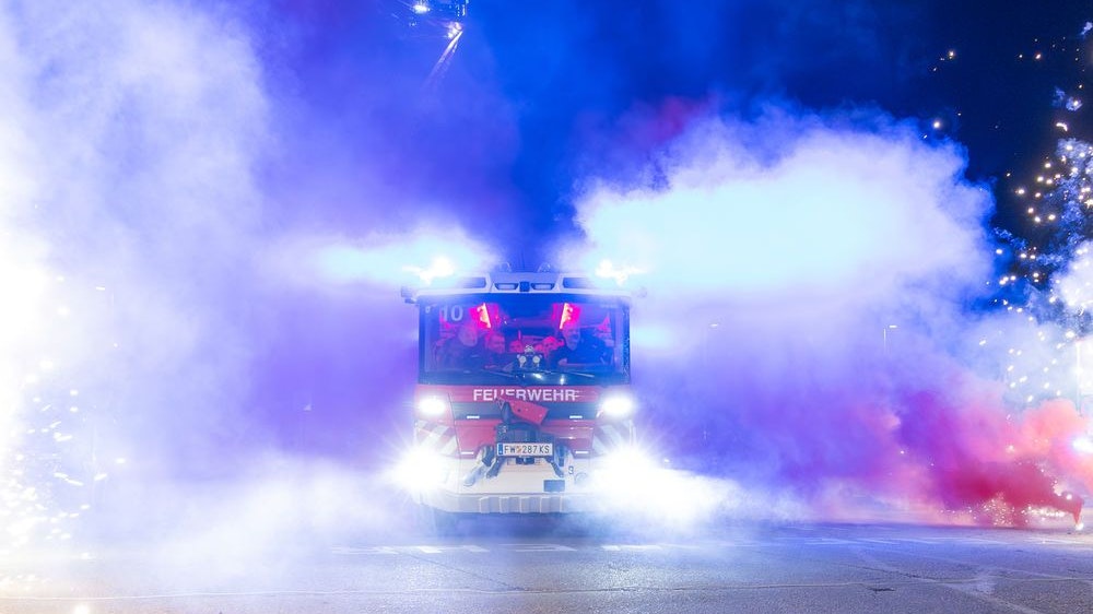 Bei den Feierlichkeiten zur Präsentation des Fahrzeugs wurde nicht an Effekten gespart.