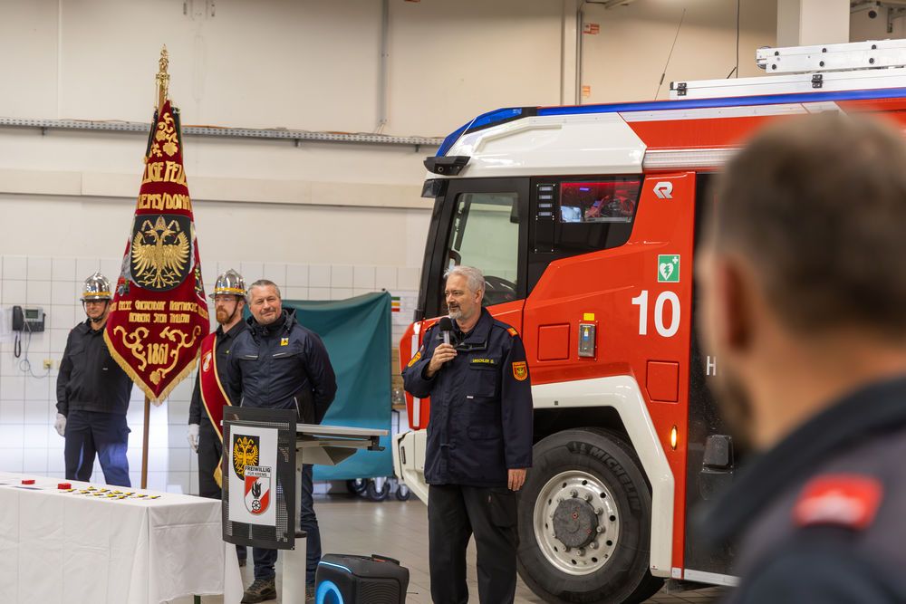 Der Kommandant der Freiwilligen Feuerwehr Krems, Gerhard Urschler, bei der Präsentation des Fahrzeugs. 