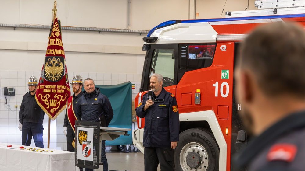 Heute.at - Erstes E-Löschfahrzeug in NÖ nun offiziell im Dienst