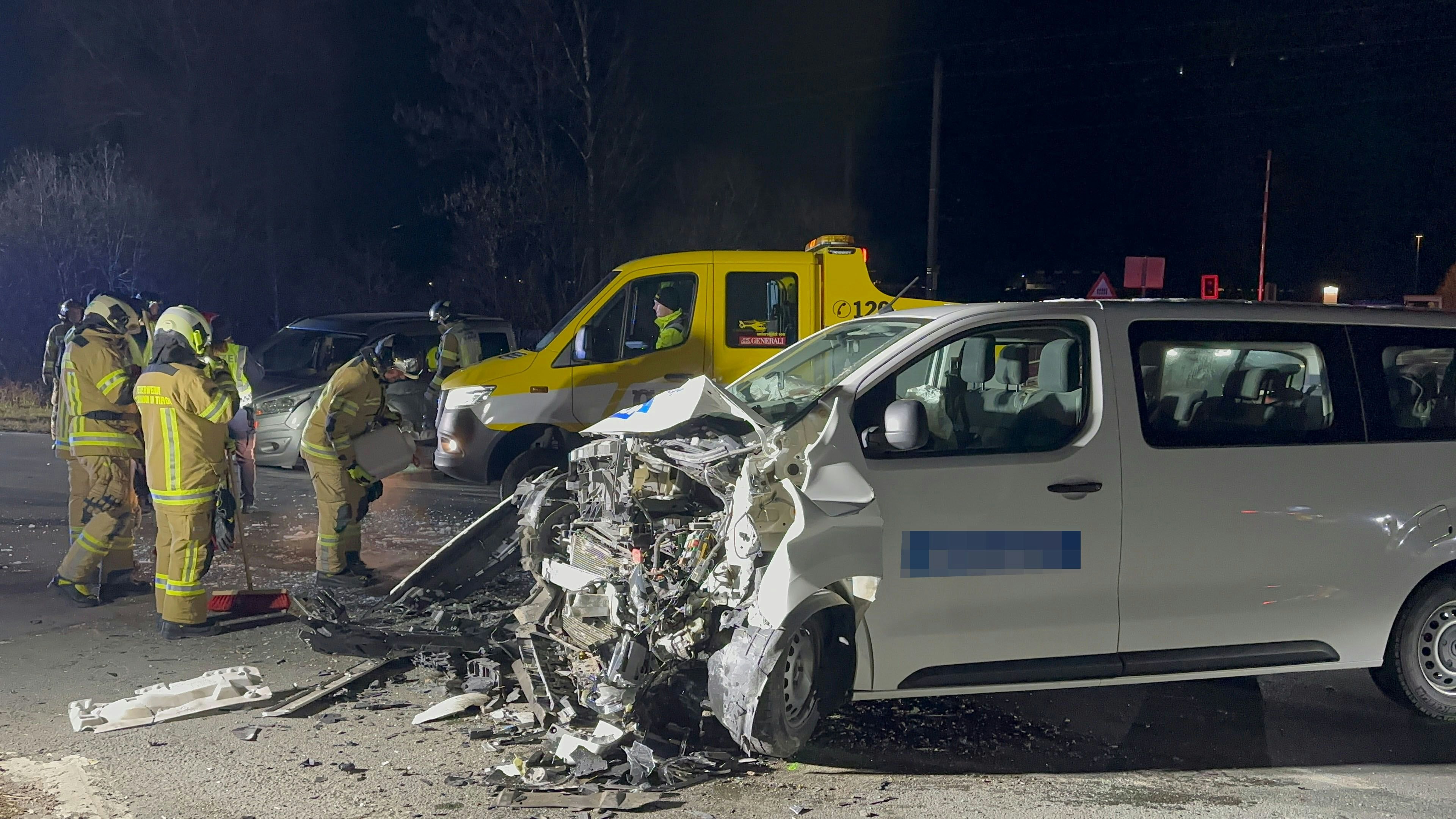 Heute.at - Auto übersehen! Zwei Verletzte bei Frontal-Crash