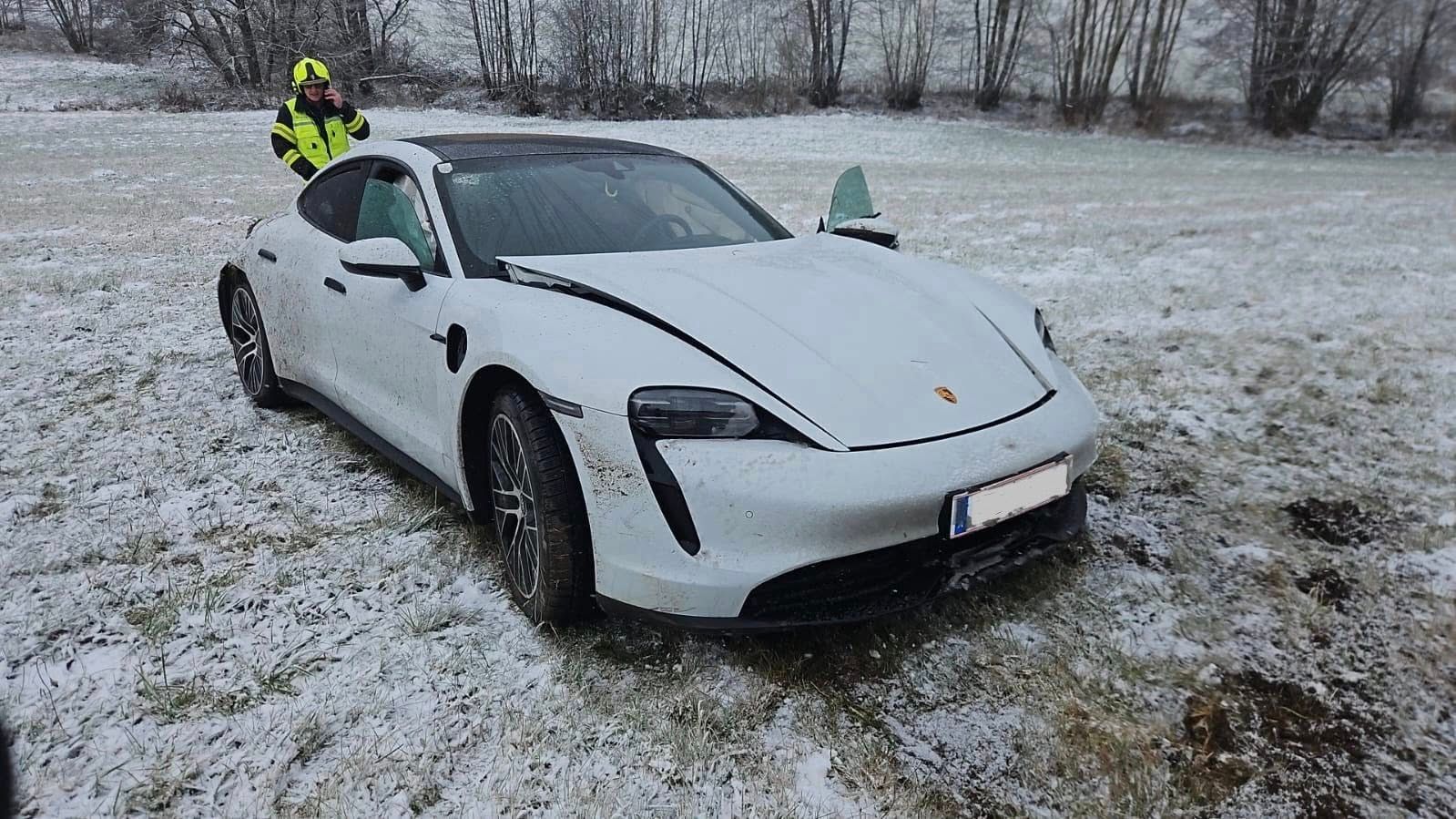 Die Frau kam beim ersten Schneefall von der Straße ab, der Wagen überschlug sich.