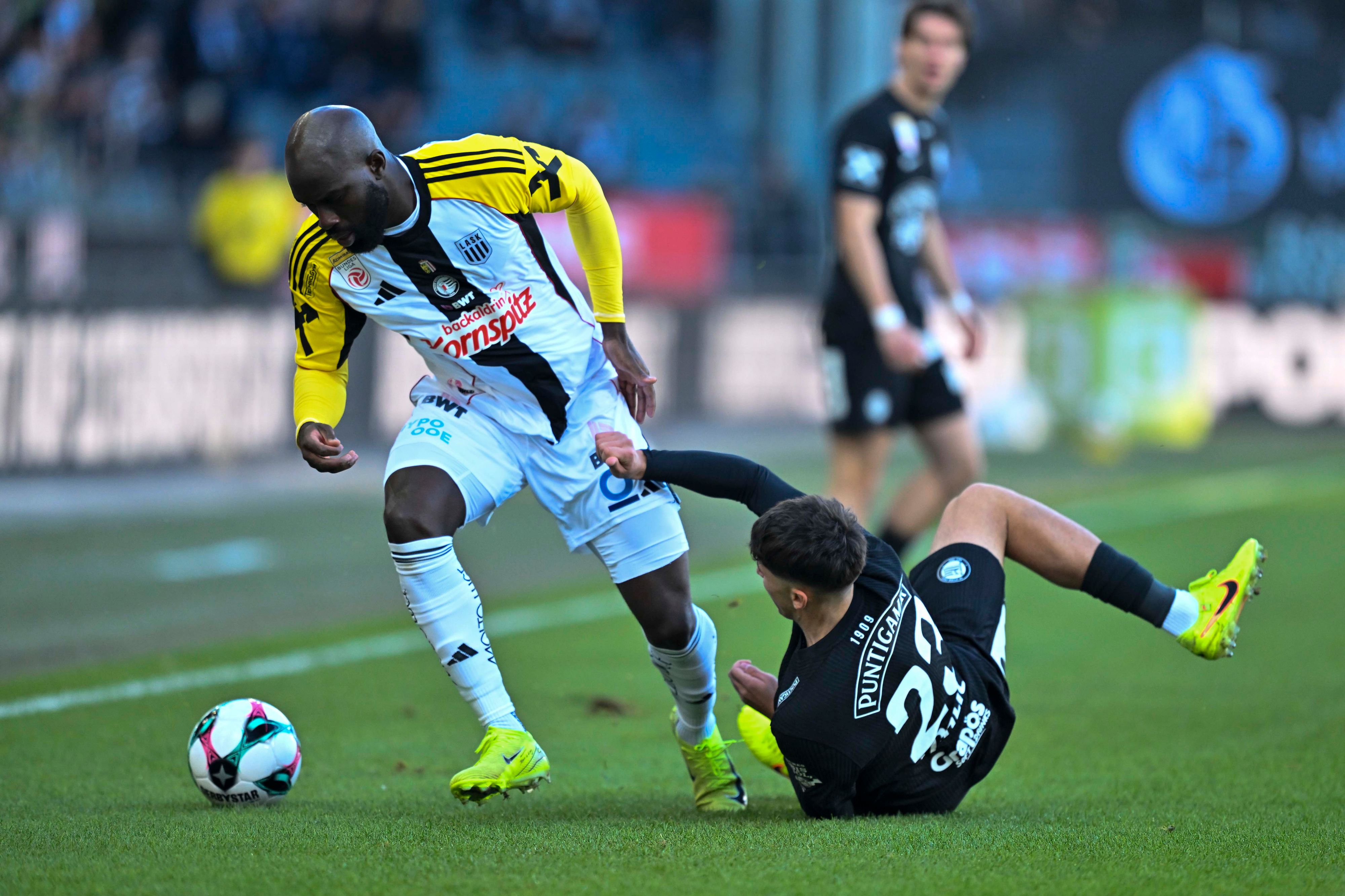Adeniran ließ die Sturm-Verteidiger abprallen.