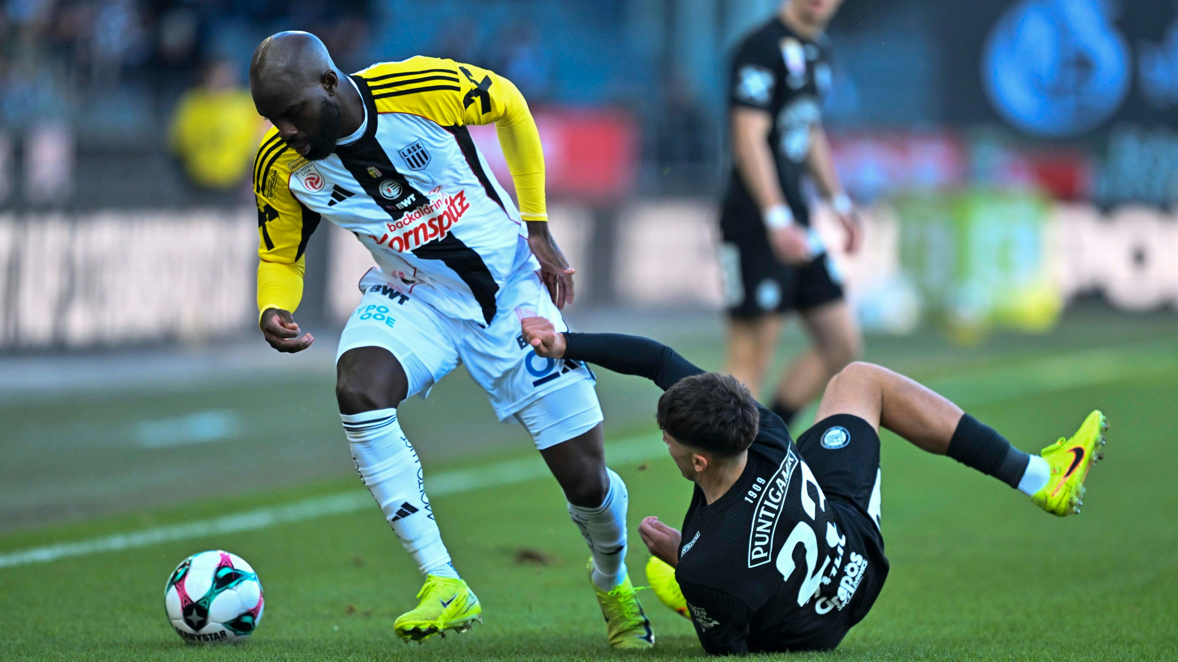 Heute.at - LASK schlägt Sturm, Salzburg nach 2:0 in Überzahl 2:3