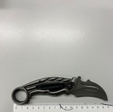 Bei einer Durchsuchung wurde folgendes Messer sichergestellt.