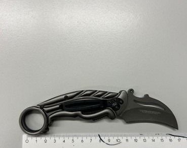 Bei einer Durchsuchung wurde folgendes Messer sichergestellt.