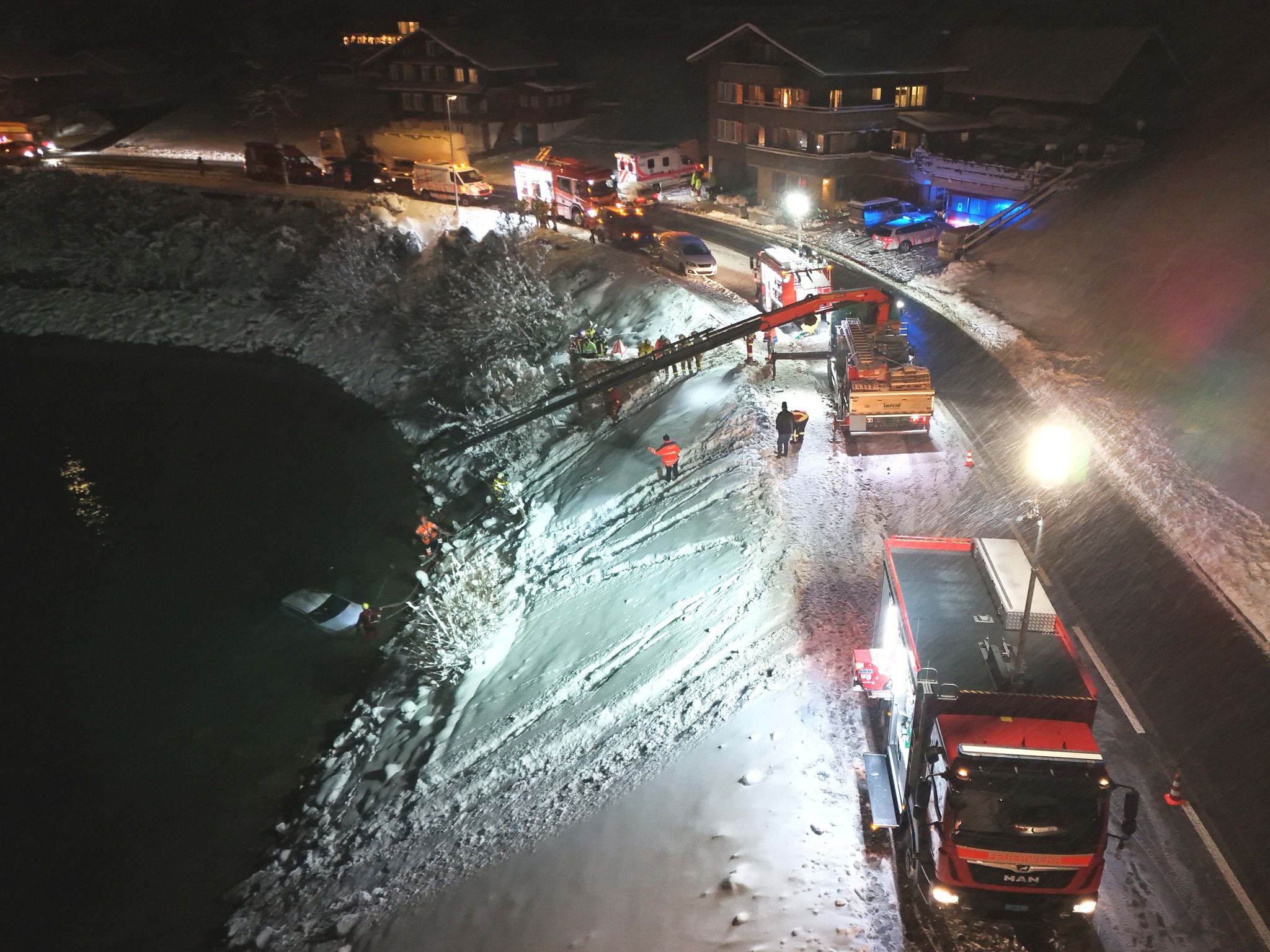 Ein Auto stürzte am Freitagabend in den Lungernsee