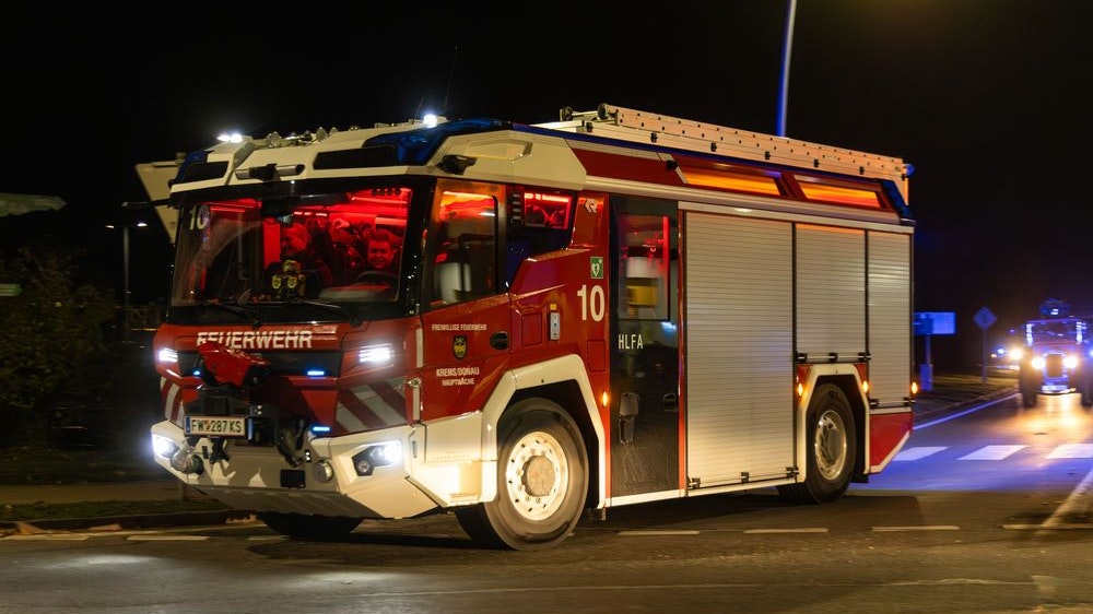 Das neue E-Löschfahrzeug zusammen mit dem ältersten Fahrzeug (Hintergrund) der Feuerwehr Krems.