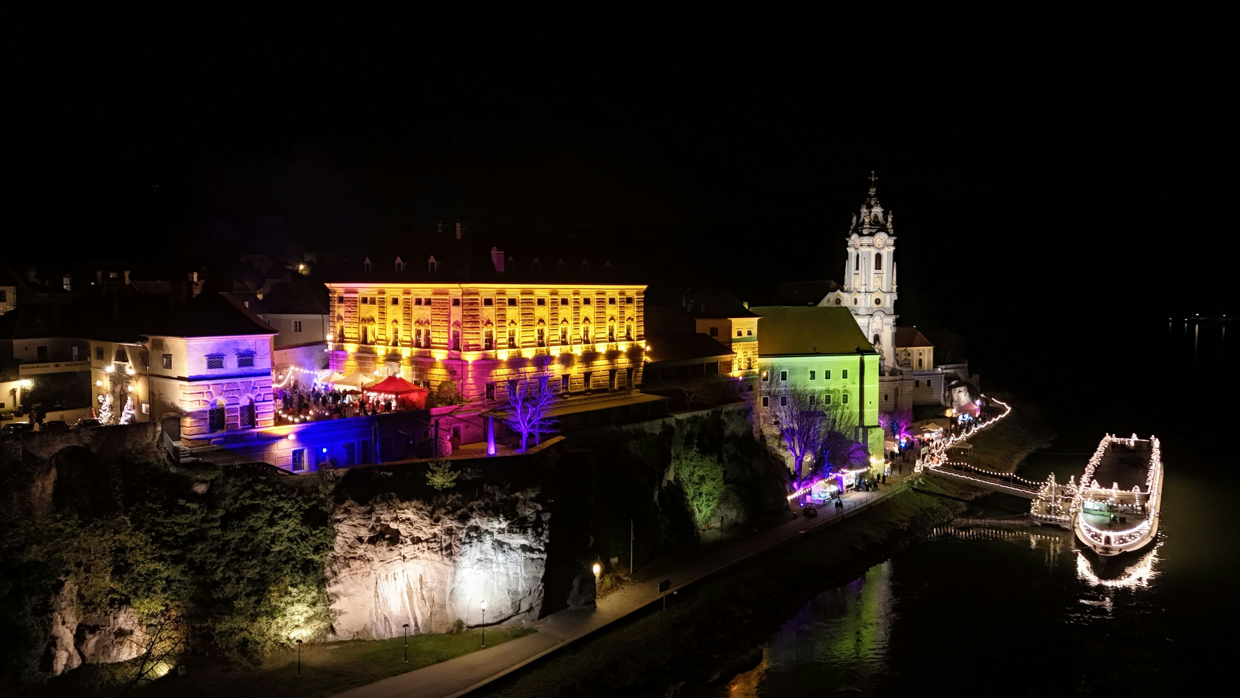 Heute.at - Schwimmender Advent verzaubert Wachau zum ersten Mal