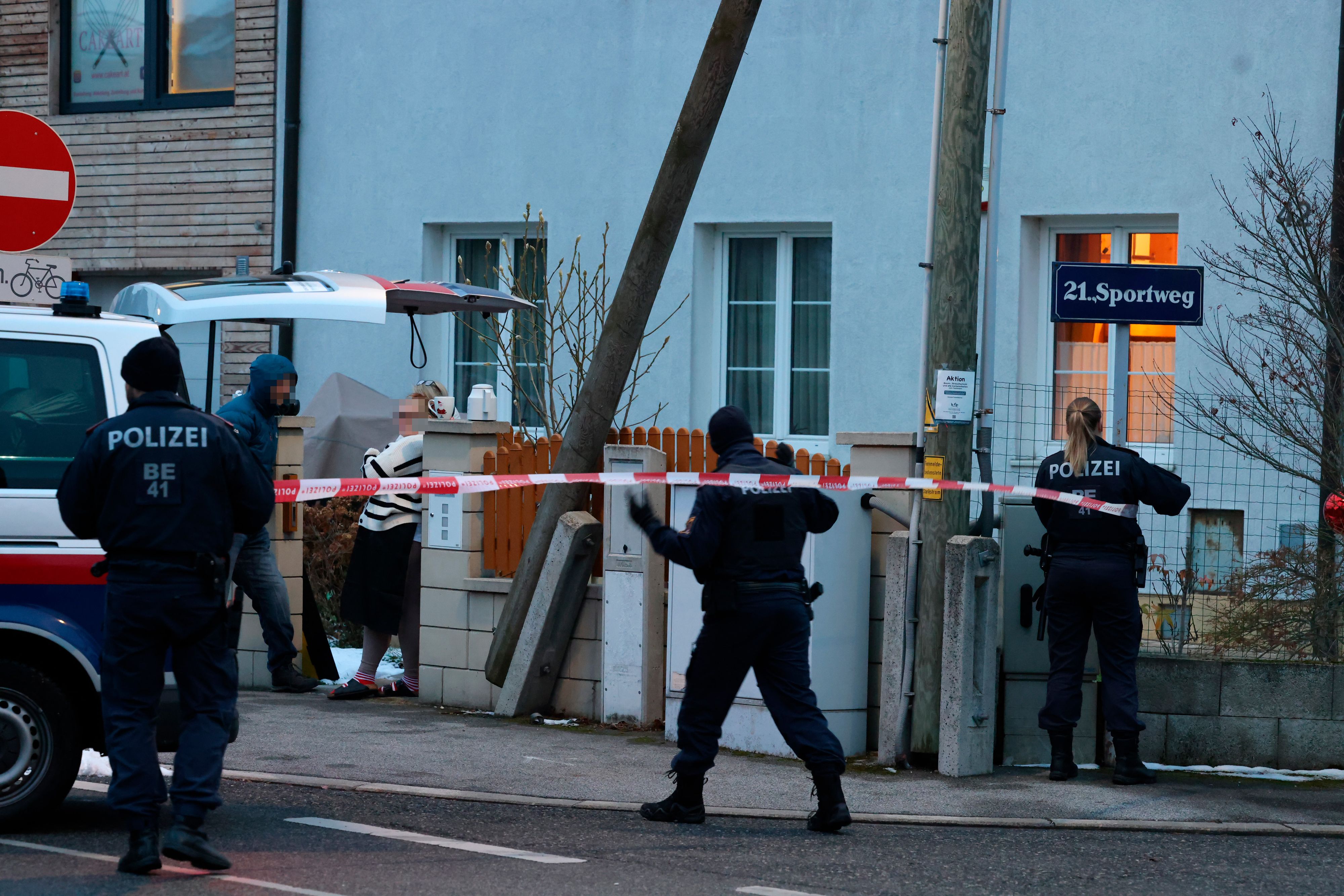 Großeinsatz am Montag in Wien-Floridsdorf: Ein Mann (52) schoss mit einer Waffe eine Person an.