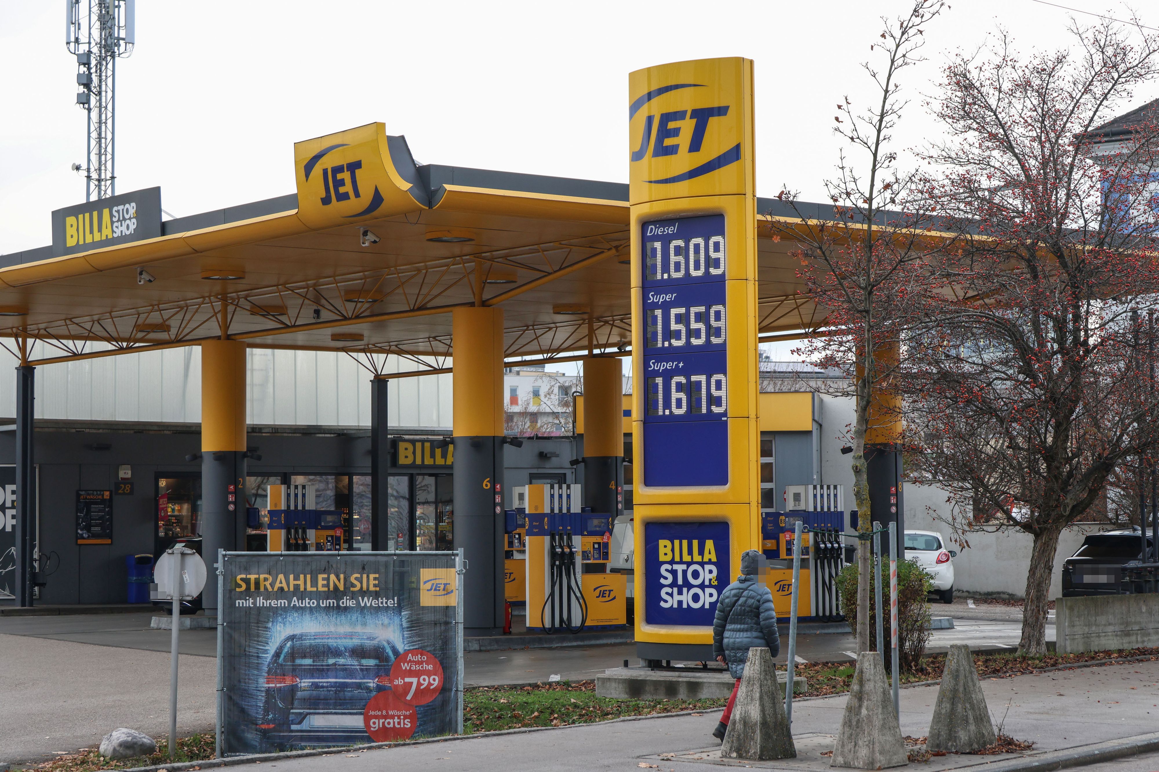 Diese Tankstelle wurde am Sonntagabend überfallen.