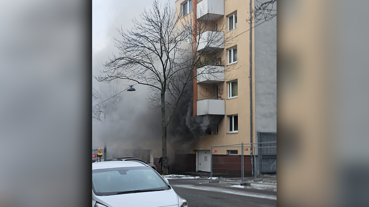 Heute.at - Dunkler Rauch! Wohnhausbrand fordert Wiener Feuerwehr