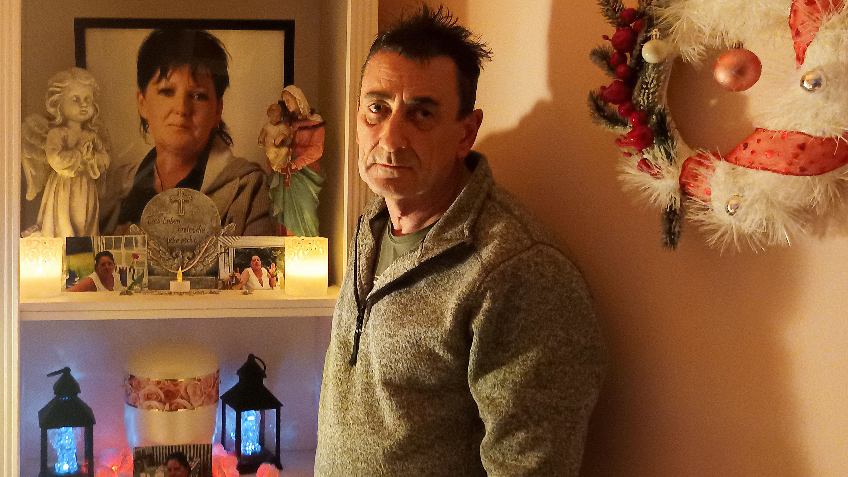 Walter Turner trauert an der Urne seiner verstorbenen Frau. Nun steht er vor großen Problemen.