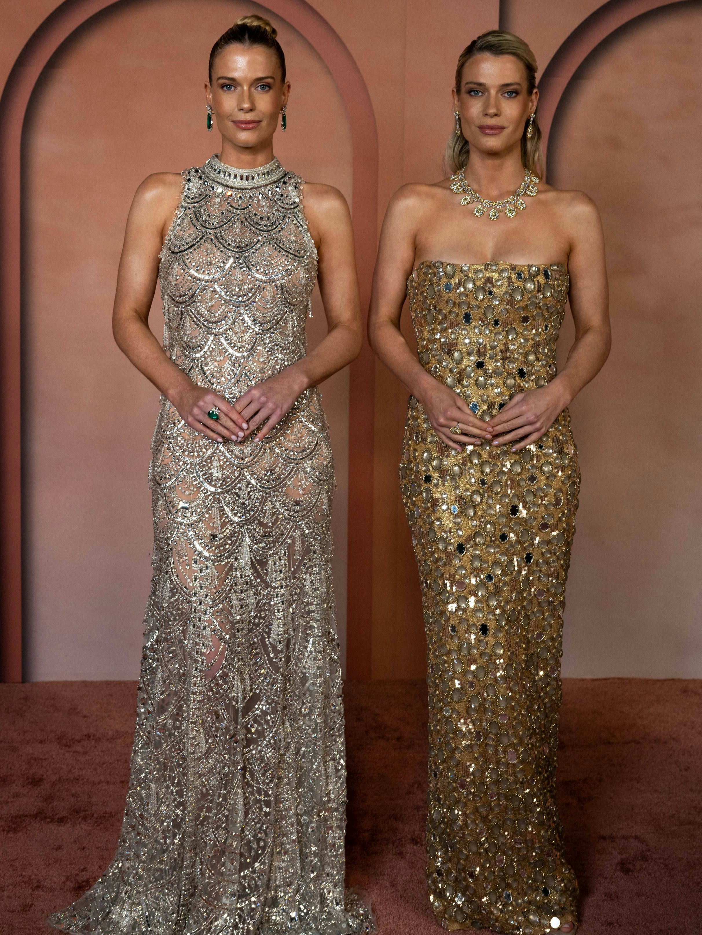 Lady Amelia Spencer und Lady Eliza Spencer begeistern in atemberaubenden Glitzerroben.