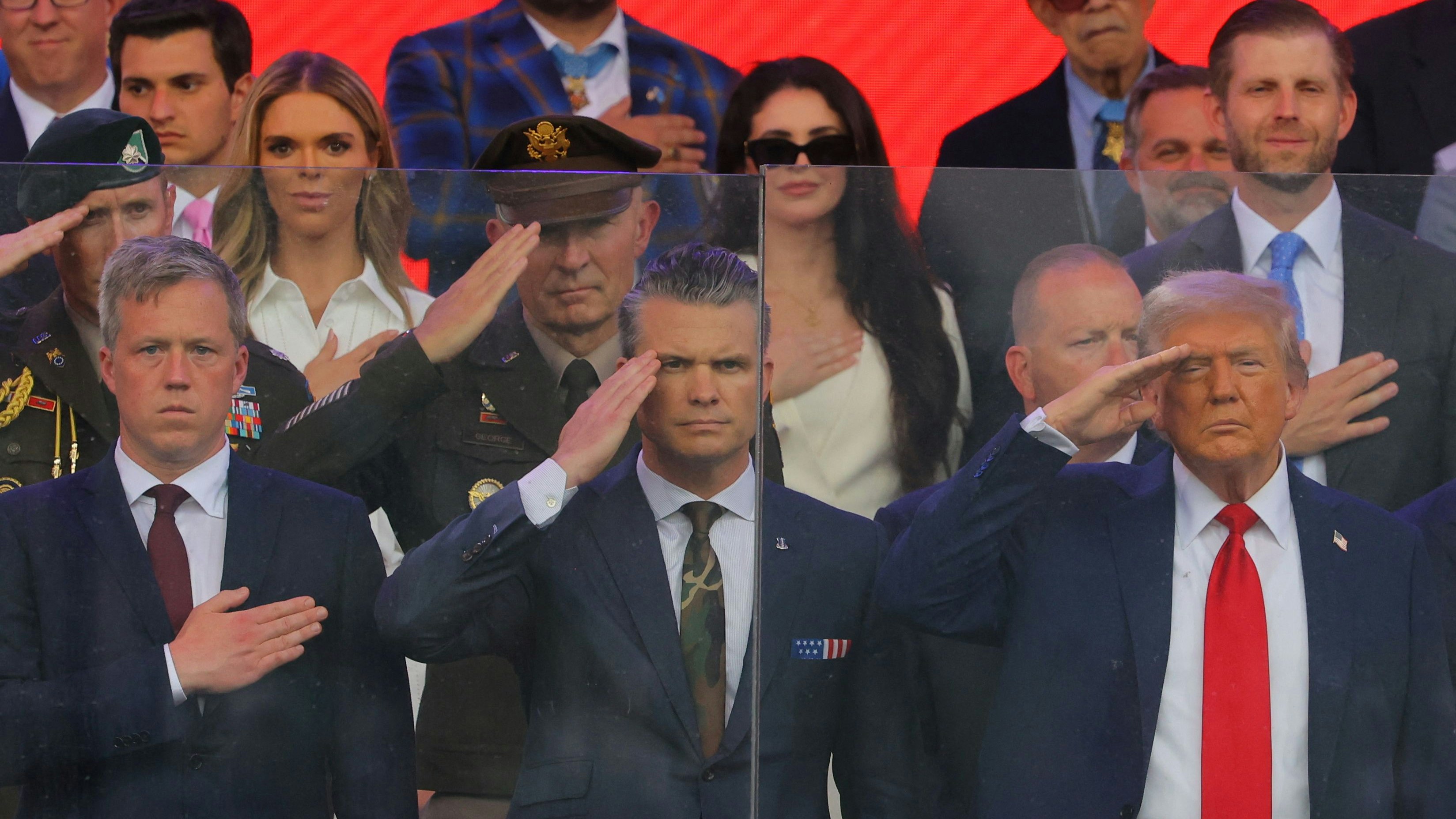 Daniel Driscoll (links) mit Verteidigungsminister Pete Hegseth und Donald Trump