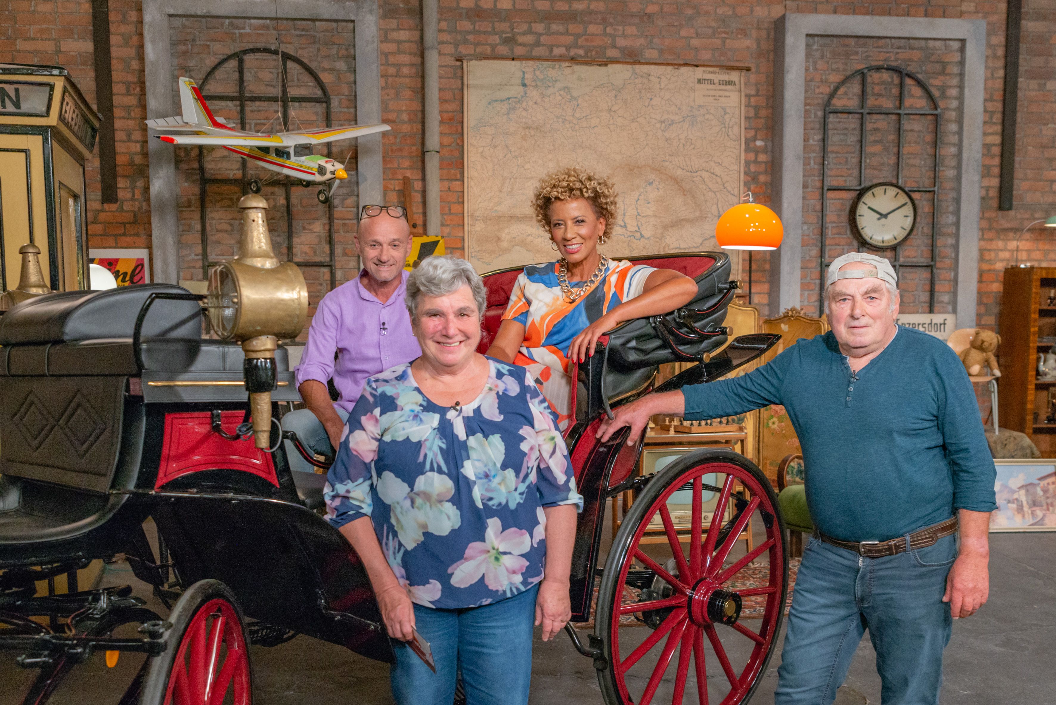 Theresa und Friedrich Brunner (vorne) präsentieren eine historische Kutsche in der TV-Show 