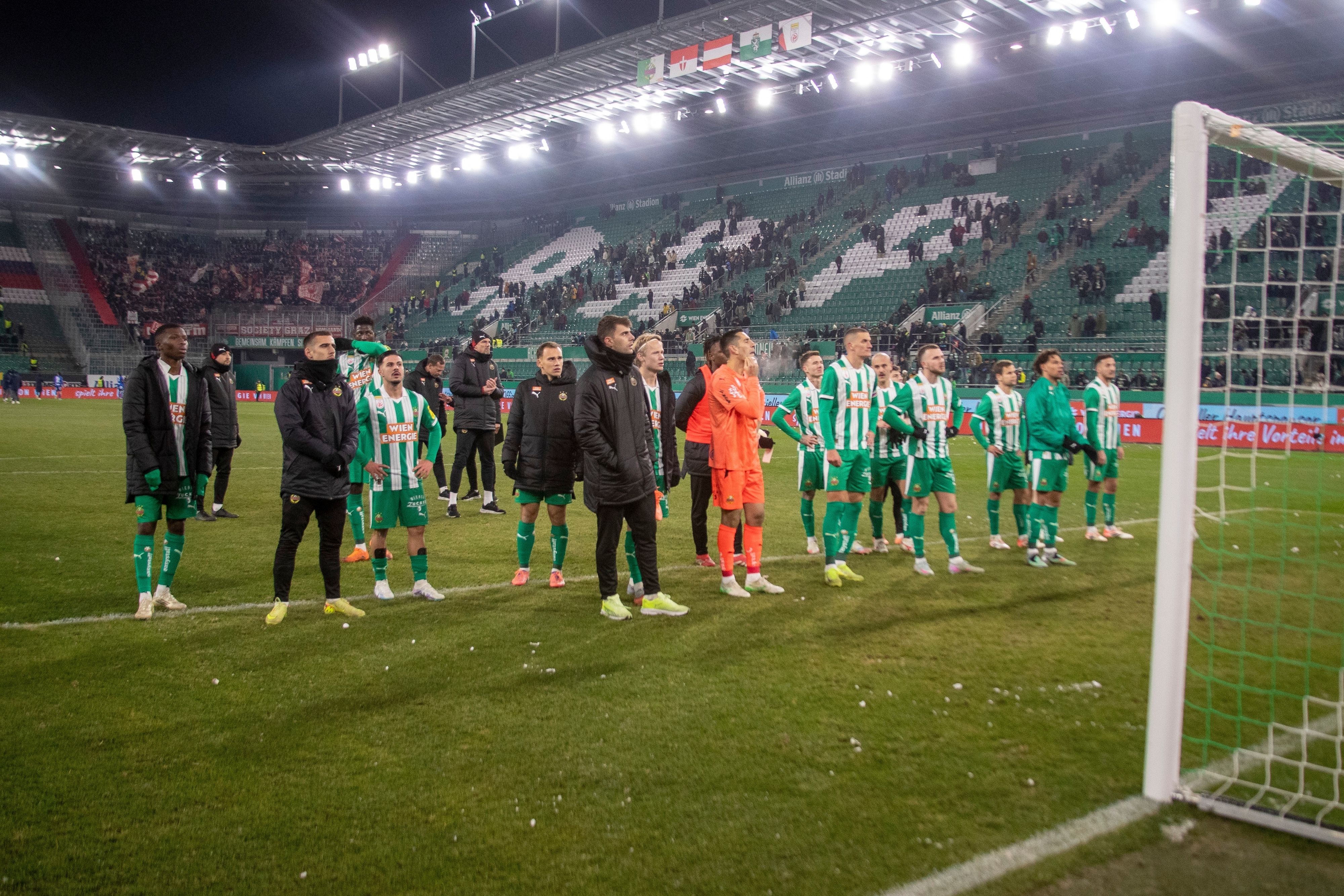 Rapid-Spieler vor dem Block West: 