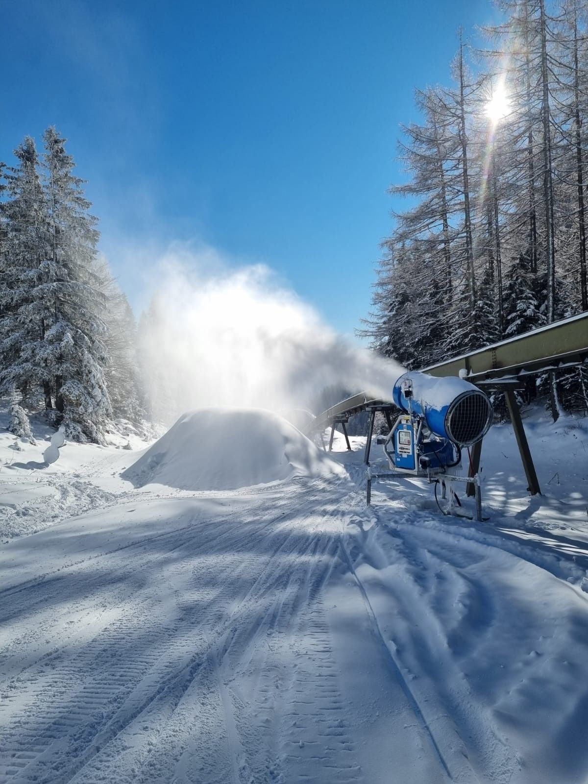 Kälte und zuletzt Schneefall: In den Skigebieten wird fleißig beschneit.