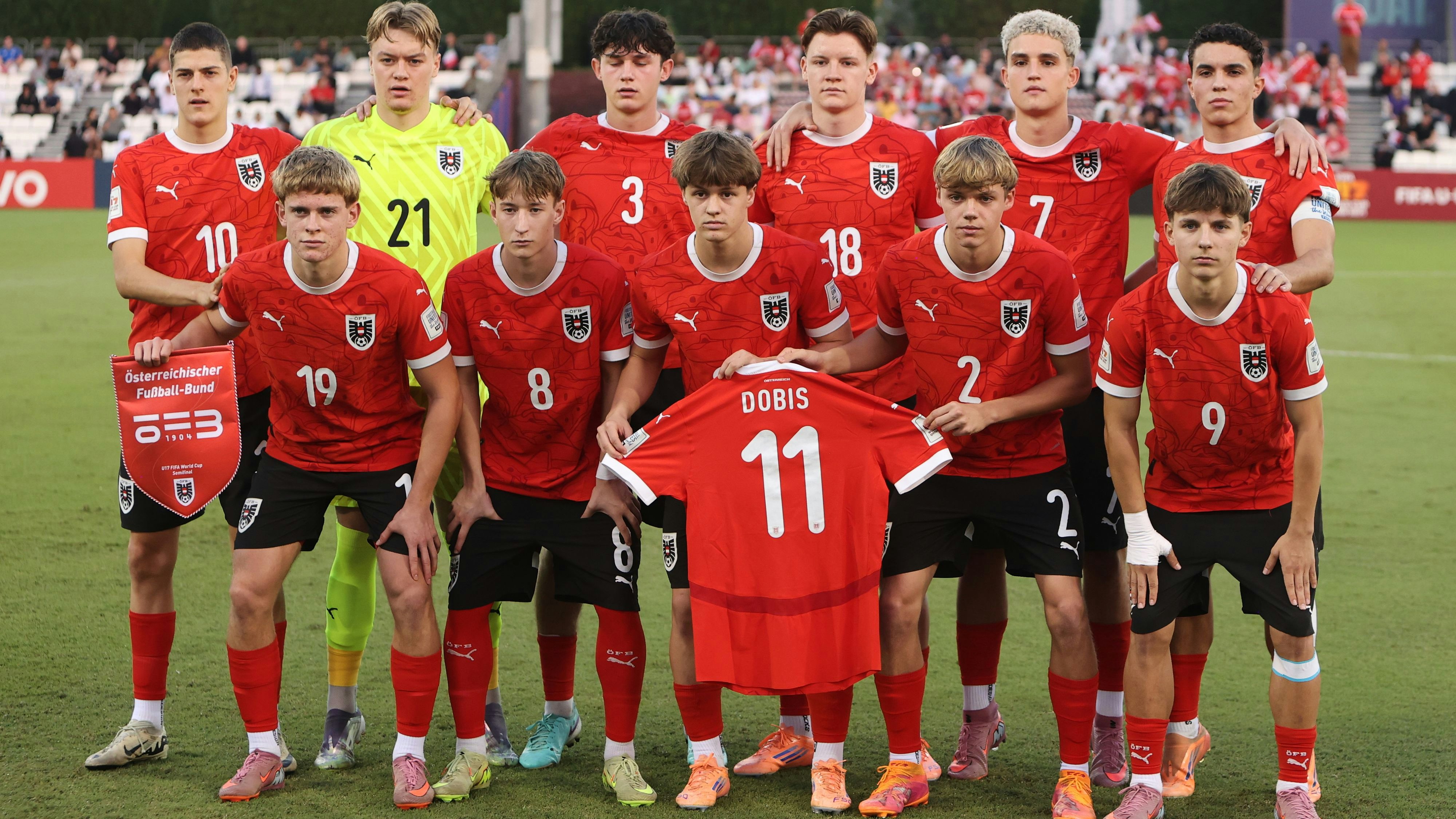 Diese U17-Elf schlug die stolze Fußball-Nation Italien im WM-Halbfinale. Mit dabei: Das Trikot von Dominik Dobis, der sich im Turnier einen Kreuzbandriss zugezogen hat.