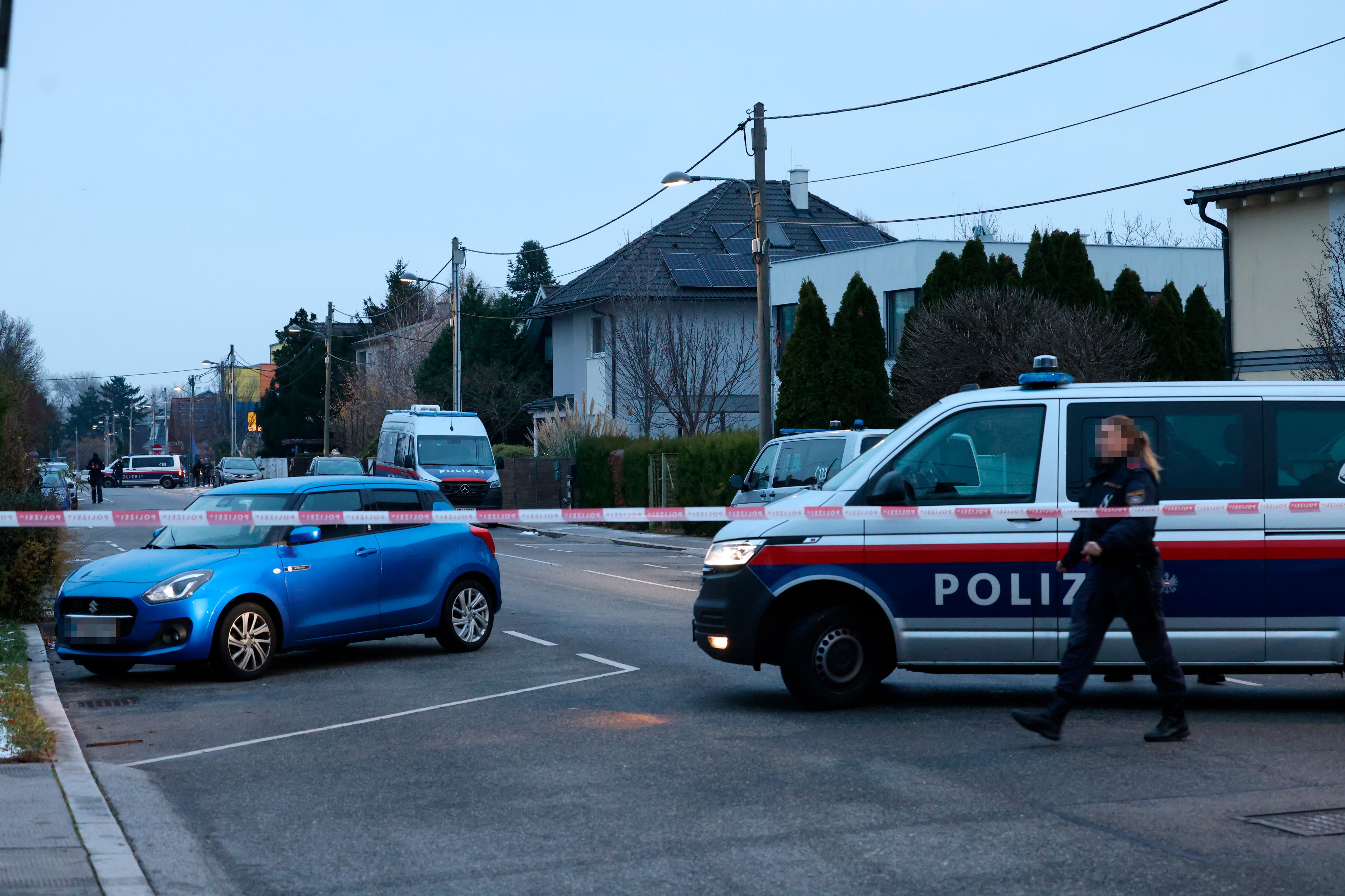 Der Großeinsatz in Wien-Floridsdorf: Ein Hausbewohner (53) soll mit einer Waffe eine Person angeschossen haben.