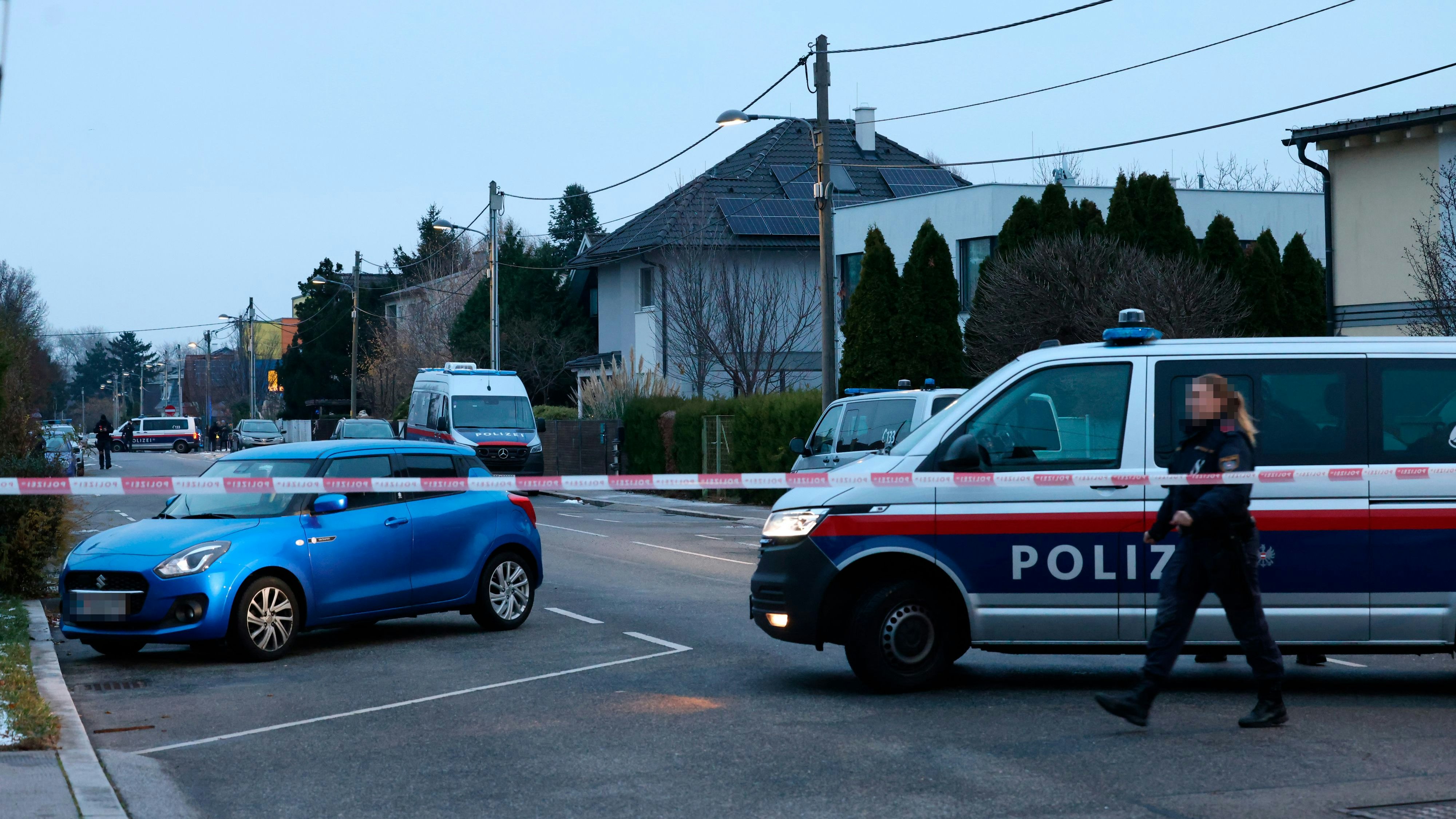 Großeinsatz am Montag in Wien-Floridsdorf: Ein Mann (52) soll mit einer Waffe eine Person angeschossen haben.