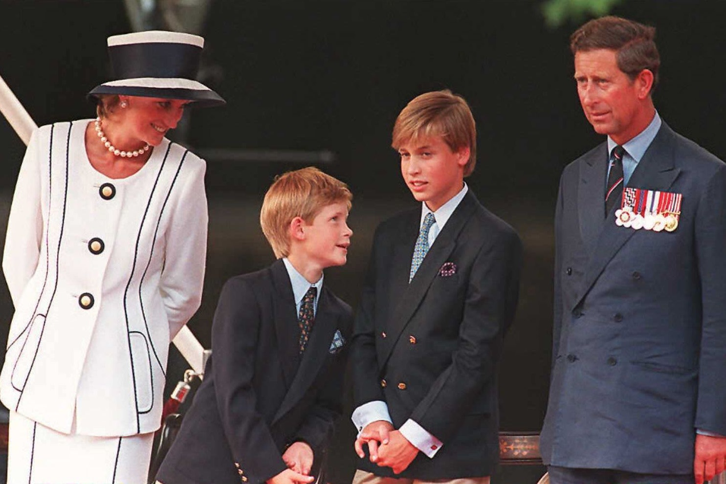 (Keine) Happy Family: Prinzessin Diana und Thronfolger Prinz Charles mit ihren Söhnen Harry und William im Jahr 1995
