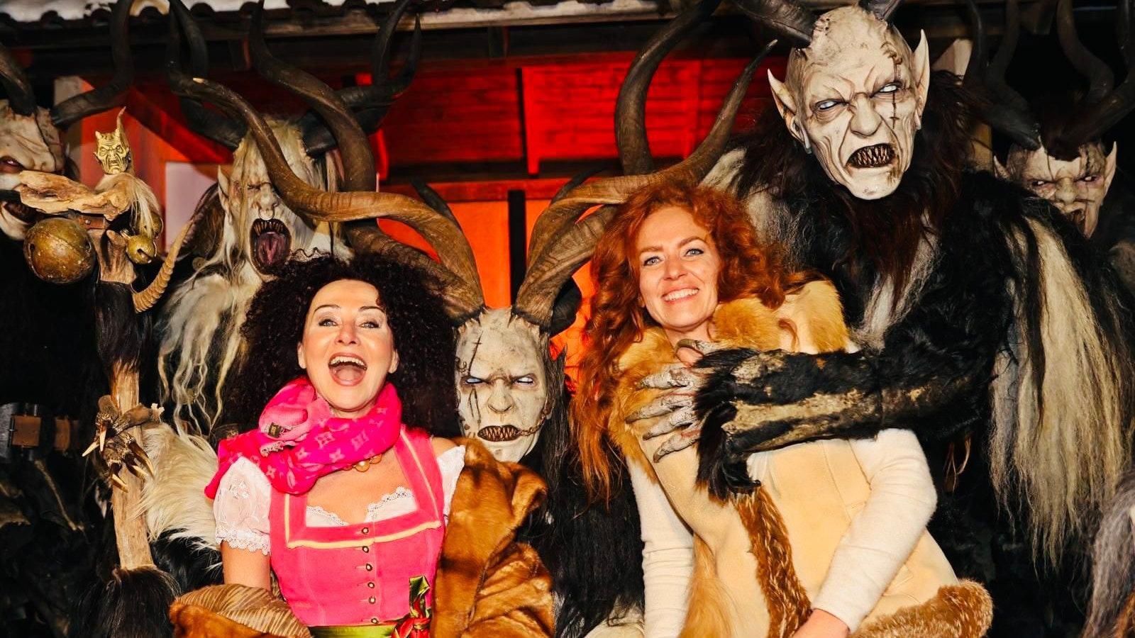 Heute.at - Mausi Lugner zwischen Perchten, Feuer und Männern