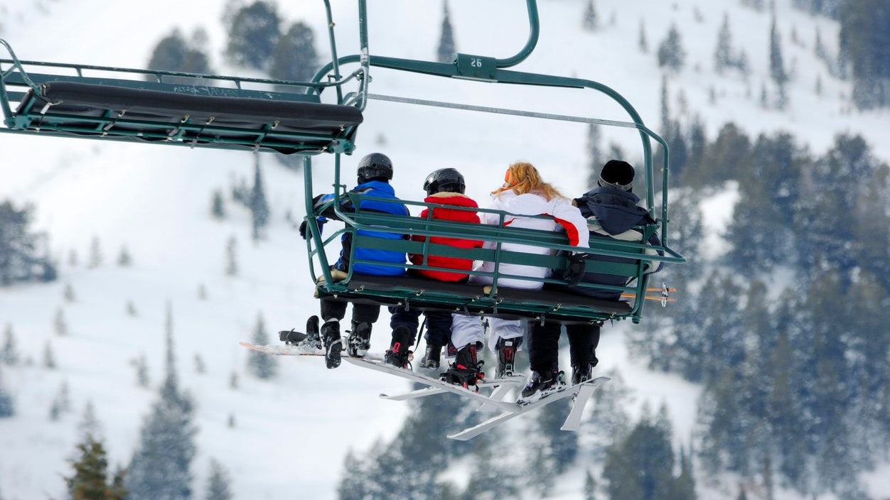 Heute.at - So viel kostet einer Familie heuer ein einziger Skitag