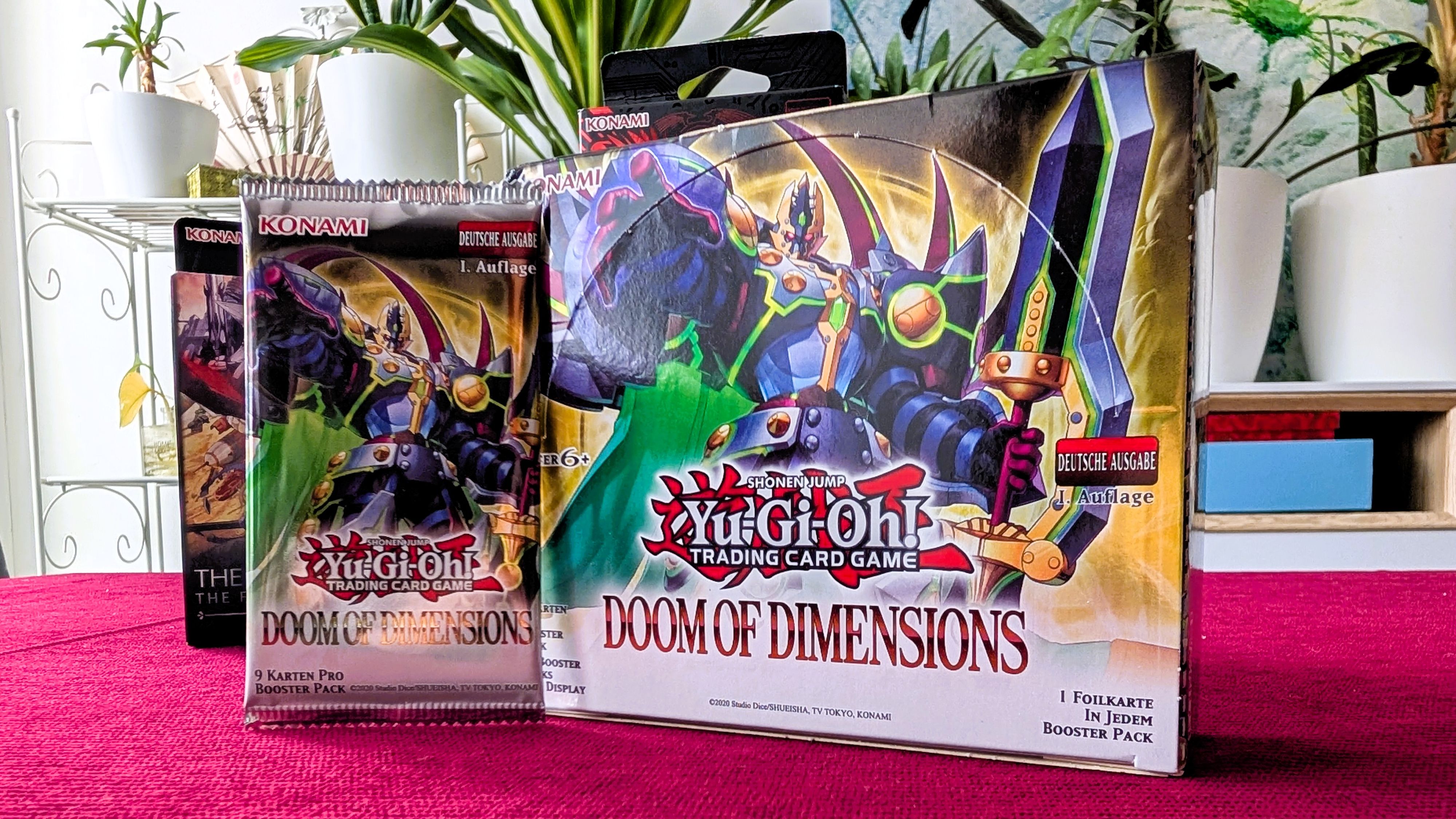 Mit dem Core-Booster-Set Doom of Dimensions lädt Konami zu einer düsteren Reise ein und spricht Taktikfüchse an, während es Einsteigern zu komplex sein könnte.