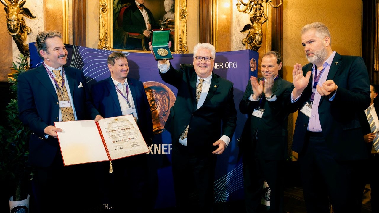 Applaus für den Preisträger: Stefan Radel (Vorsitzender der Stiftung), Peter Lieber (Präsident ÖGV), Sepp Hochreiter (Medaillenträger), Philipp Bodzenta, Stephan Blahut (Stiftungsvorstände, v.l.).