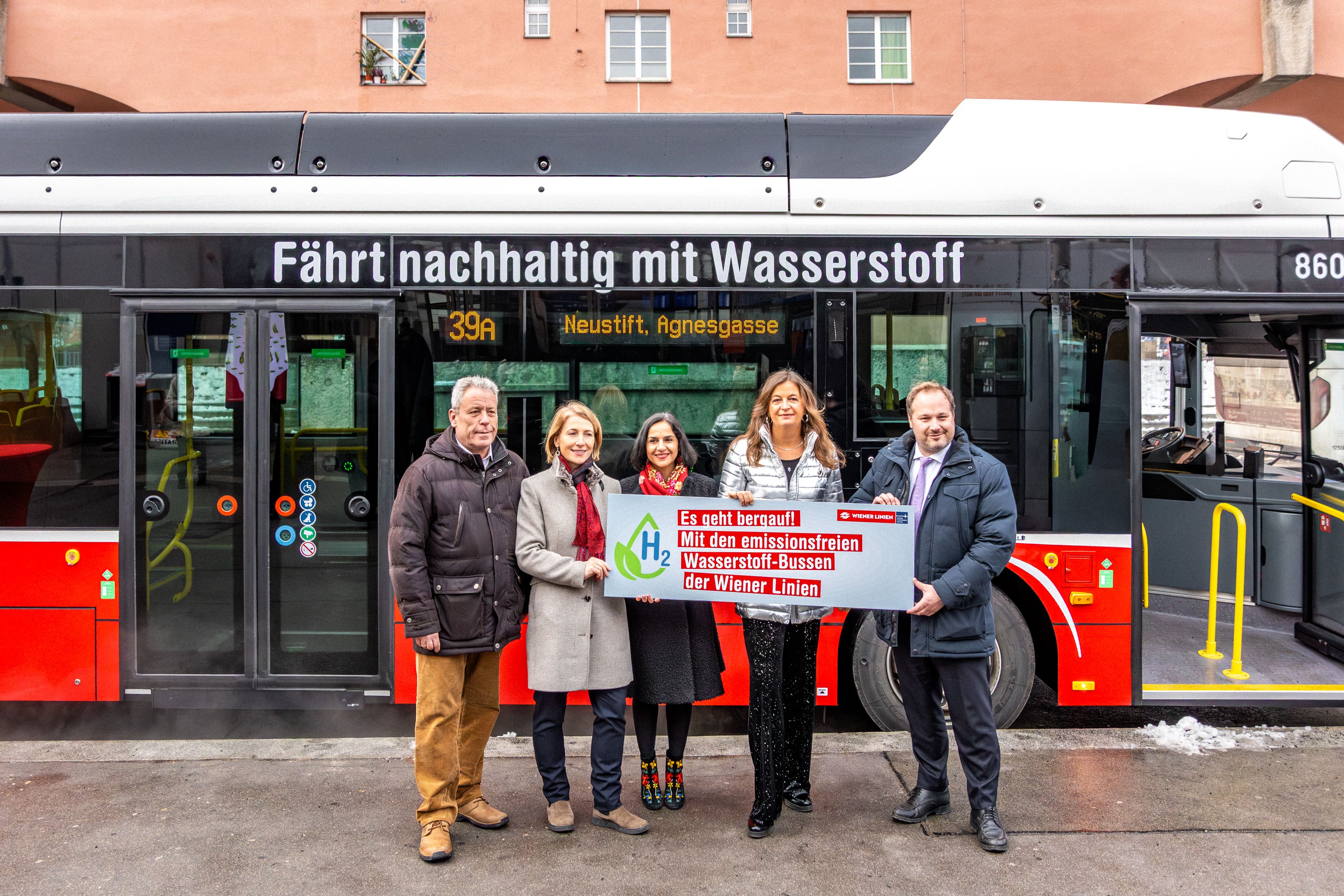 (v.l.n.r.): Gemeinderat Thomas Mader, technische Geschäftsführerin Wiener Linien Gudrun Senk, BV-Stellvertreterin Döbling Mahboobeh Bayat, Öffi-Stadträtin Ulli Sima, BV Döbling Daniel Resch begutachteten die neuen Busse.