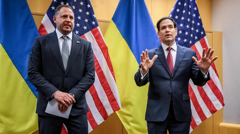 Europa zahlt, die USA kassieren, Russland lacht: So sah es der Kapitulationsplan vor. Nun rettete ein Abkommen in Genf der Ukraine die Beziehungen zu Amerika – wohl nur vorläufig. Denn in der Trump-Regierung verschärfen sich die Flügelkämpfe.