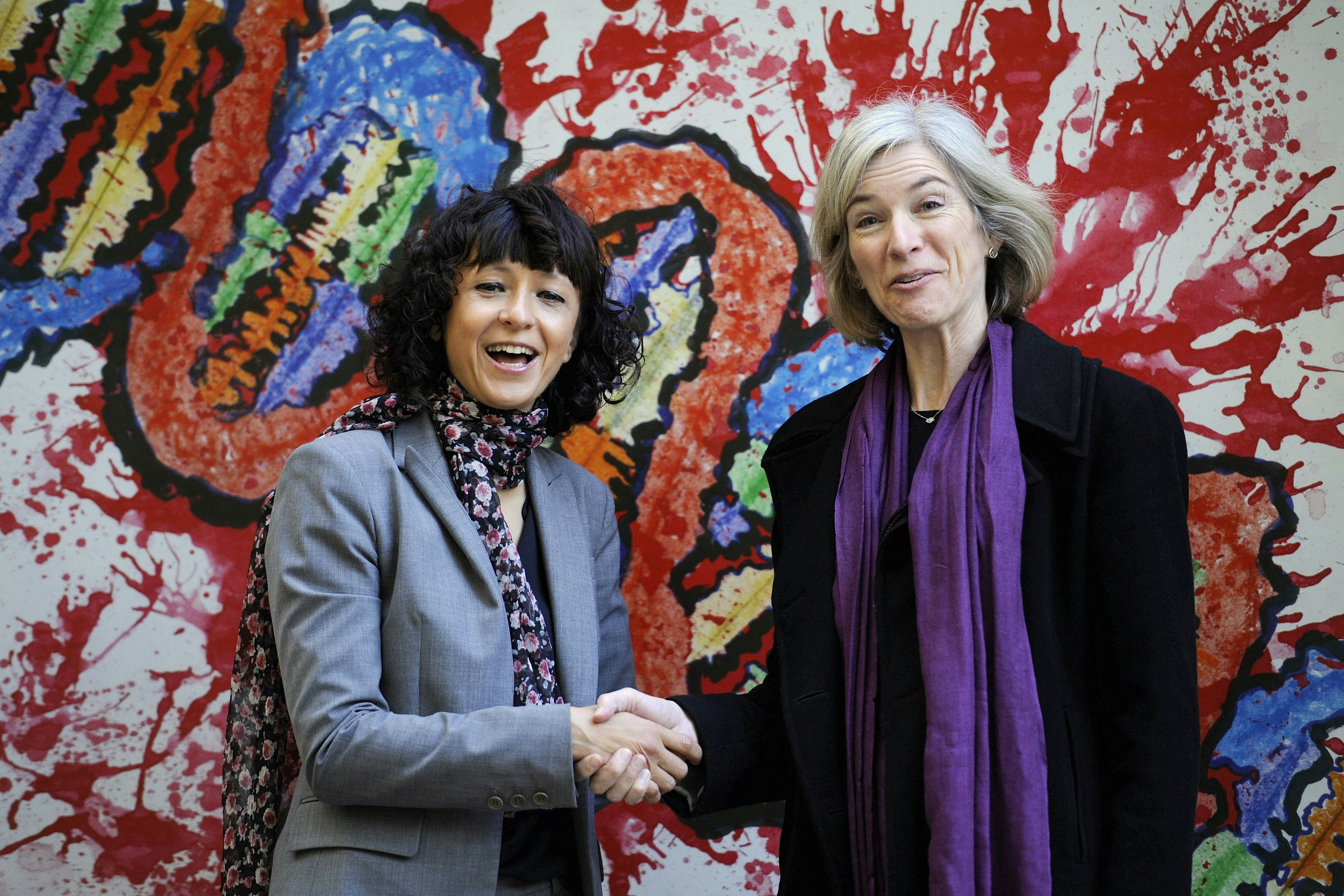 Die Mikrobiologinnen Emmanuelle Charpentier (li) und Jennifer Doudna erhielten 2020 den Nobelpreis für Chemie