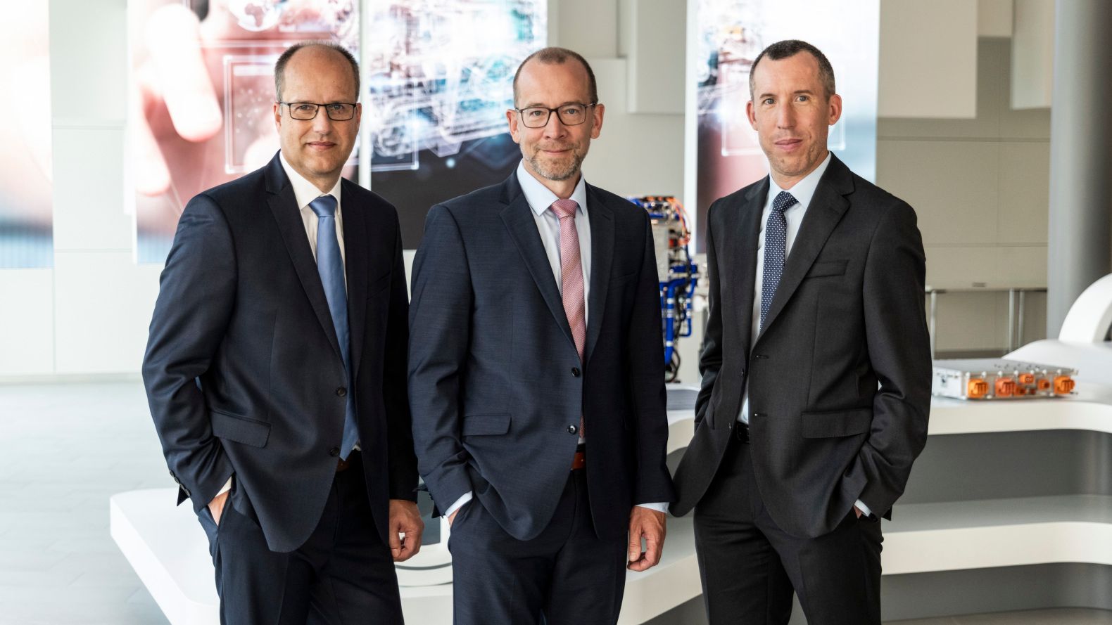 Das dreiköpfige Bosch-Team Kai Weeber, Christoffer Uhr und Pierre Andrieu (von links nach rechts) hat mit dem Fuel Cell Power Module – dem Brennstoffzellen-Antriebssystem – den renommierten Deutschen Zukunftspreis 2025 gewonnen.