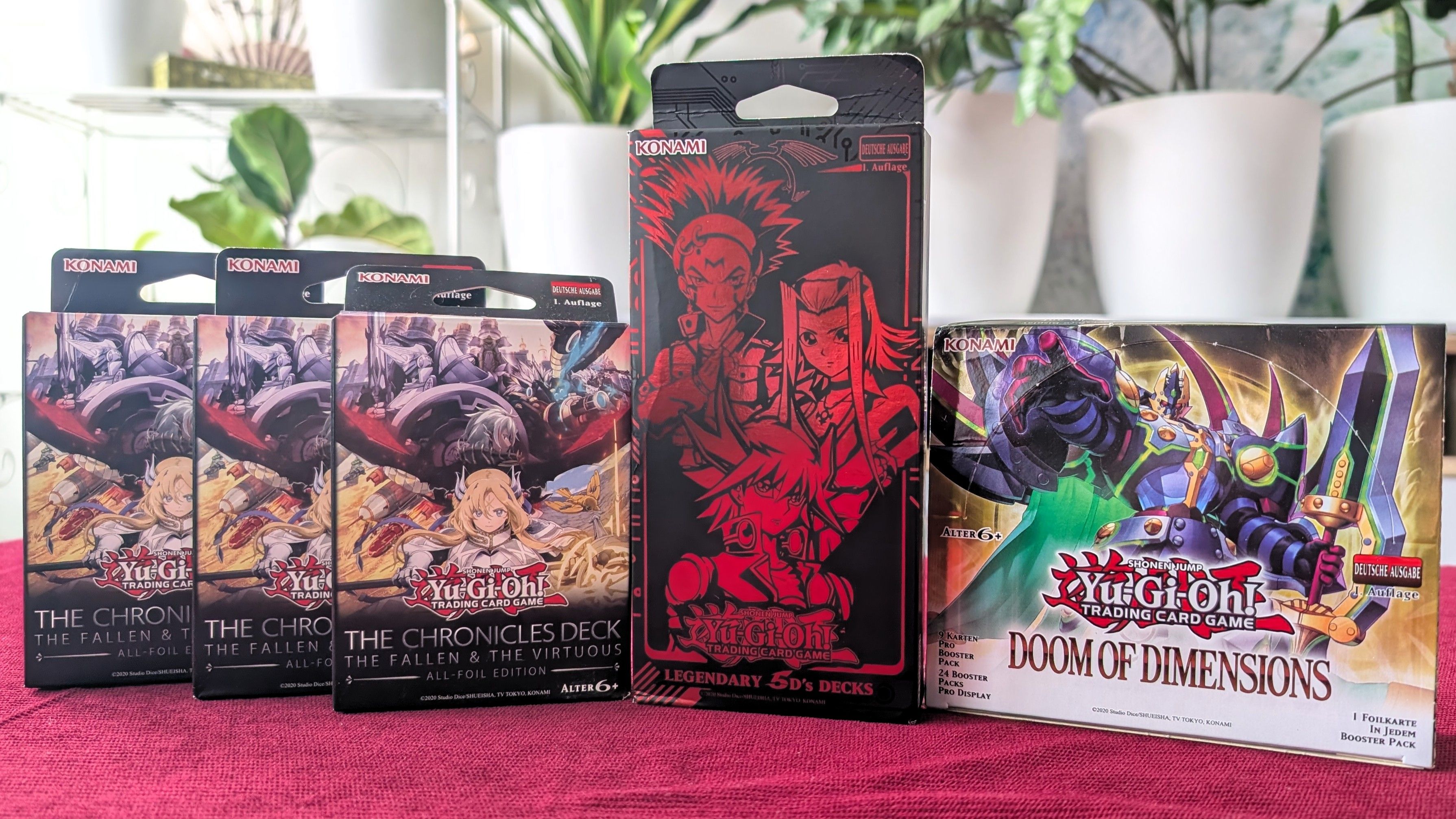 Mit Legendary 5D’s Decks, The Chronicles Deck: The Fallen & The Virtuous (All-Foil Edition) und Doom of Dimensions deckt Konami ein breites Karten-Spektrum ab.